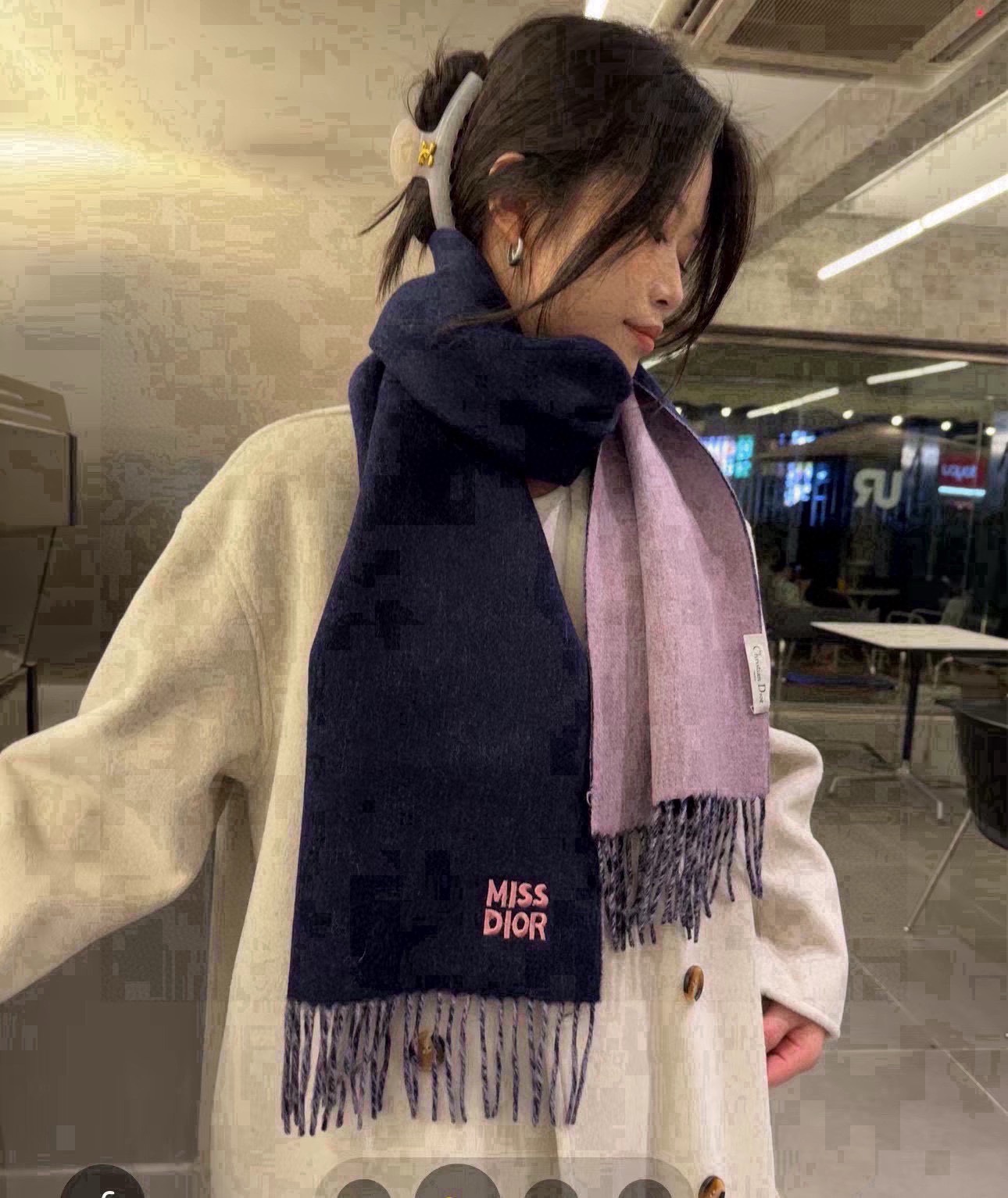 NO:188245,Dior 2025 new cashmere scarf [MISS DIOR] is recommended!  The top lamb cashmere material is very warm, soft and skin-friendly and not tying the neck. The classic double-sided color-blocking design, a scarf and two styles. Through the screen, you must have felt it. This style is so terrible!  !  It can accurately hit every sister who loves beauty and fashion!  !  This sister must accept it no matter what, so you must not miss it!  I firmly believe that at the moment you are on the rise, you will feel like a transformation. I hope you will be amazed by your own beauty!  Top pure cashmere size32*180cm high-version scarf, high-version scarf, dior, dior19860909批 Dior迪奥2025新款羊绒围巾【MISS DIOR】重磅推荐！顶级羔羊绒材质非常保暖,柔软亲肤不扎脖.经典双面拼色设计,一条围巾两种风格 隔着屏幕,肯定都感受到了,这款气质的要命！！能精准击中每一个爱美爱时髦的姐妹心尖尖上！！这件姐妹无论如何都要收,一定一定一定不要错过！我坚信,在你上身的那一刻,会有一种脱胎换骨般的感觉,期待你们被自己的美丽惊艳到！ 顶级纯羊绒 size32*180cm高版本围巾,高版本围巾,dior,dior,scarf