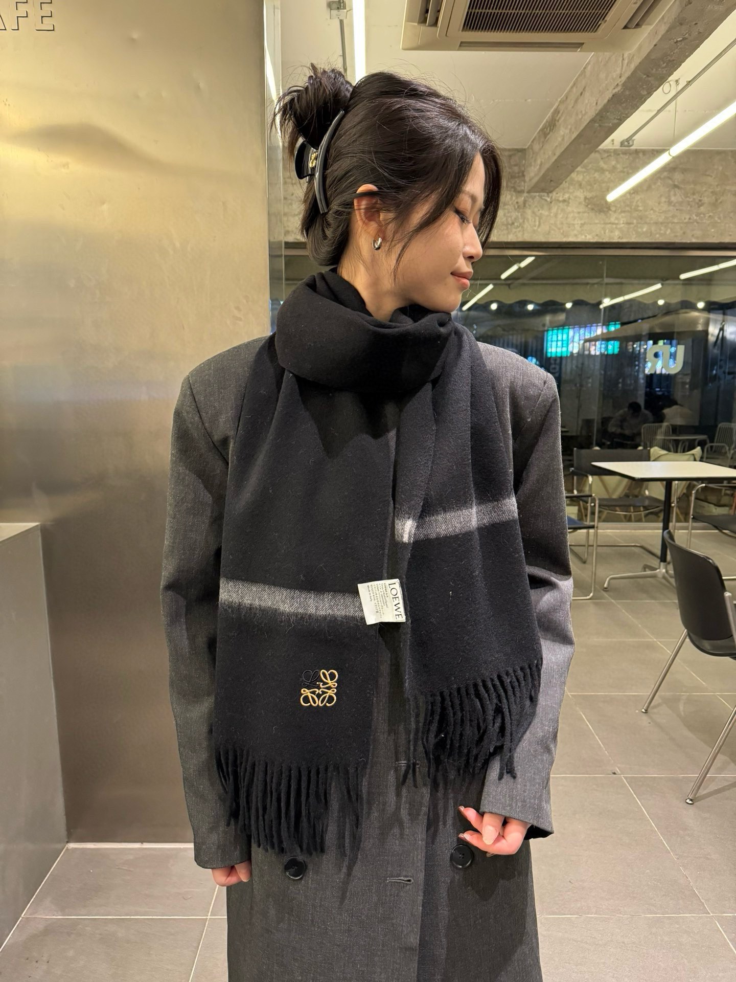 NO:188260,Comment Luo Yiwei LOEWE [Neutral Scarf] Couple Style!  Foreign trade company final order!  I praise myself for keeping it, a rare high-end product!  Family welfare!  Very positive scarf ~ fabric loves, very soft, delicate and comfortable, light water ripples!  The small logo is very exquisitely decorated, atmospheric and simple, with a texture that is not ostentatious~ The large goods were loaded on the ship a few months ago~ The last order is a little more than a little benefit everyone~ Classic 35cm wide cashmere scarf!  Universal style for men and women, specifications of 35*180 (including total length of 180cm), it is suitable for formal wear or casual wear~ folding or circle circling, gentlemanly and stylishly ~ warm and elegant!  High-version scarf, high-version scarf, loewe, loewe19860909批 罗意威LOEWE【中性款围巾】情侣款！外贸公司尾单！怒赞自留,难得的高端货！家属福利！非常正的围巾~面料大爱,非常柔软细腻舒服,轻度水波纹！小小Logo非常精致的点缀,大气简约 有质感不张扬~大货几个月前已装船发走~尾单余一丢丢福利大家~经典35cm宽羊绒围巾！男女通用款式,规格35*180（含穗子总长180cm）,搭配正装或者搭配休闲装都很合适~对折挂围或者绕圈围都完全可以,绅士有型~有温度的风度！高版本围巾,高版本围巾,loewe,loewe,scarf