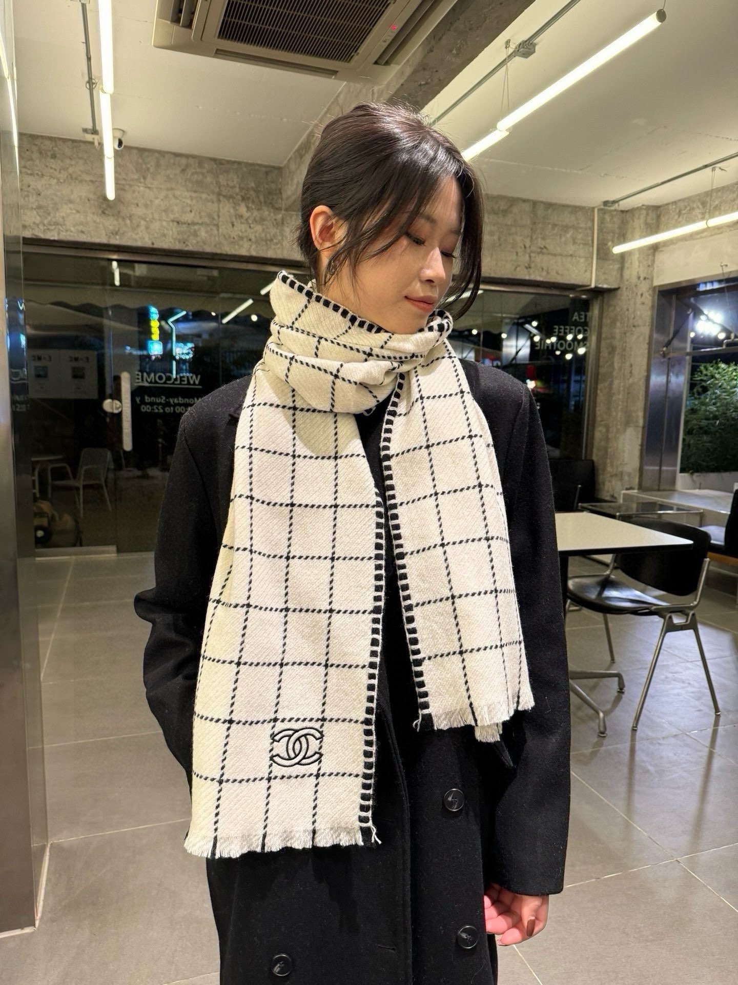 NO:188266,The Chanel series of products is exclusively for VIP products. Top Scottish imported cashmere weaving makes the scarf elastic and soft and skin-friendly. It is extremely noble and elegant. Intellectual style. Simple and atmospheric design. It is definitely not the fancy style. It is absolutely the first choice for life. Those who know the goods must enter. A must-have for casual style matching!  [Color][Color][Color] Please detour by laymen Size: 38*185 cashmere high-version scarf, high-version scarf, chanel, chanel19860909批 Chanel香奈儿系列货 专供vip产品 顶级苏格兰进口羊绒纹路织法使围巾赋有弹性且柔软亲肤  无比的高贵优雅 知性的款式 简洁大气的设计 绝对的不是花里胡哨的款式绝对的品味生活的首选搭配饰品 识货者必入.休闲风格搭配必备哦！[色][色][色]外行请绕道 Size:38*185羊绒高版本围巾,高版本围巾,chanel,chanel,scarf