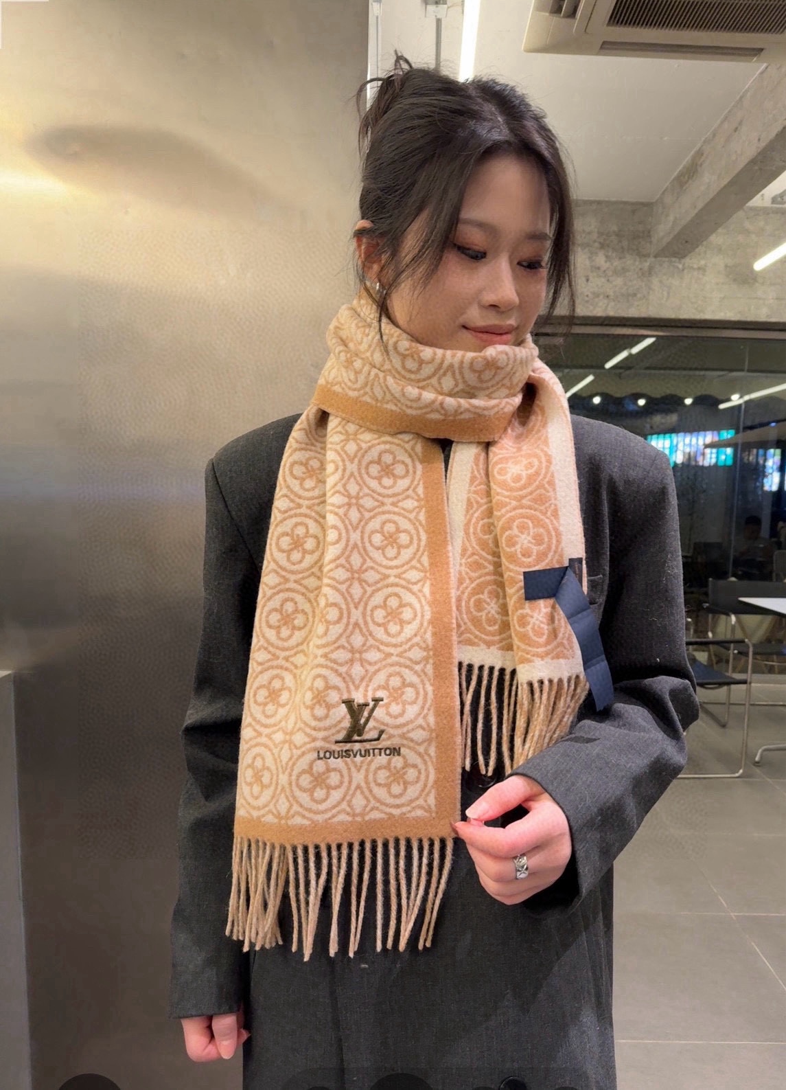 NO:188247,Batch LV Louis Vuitton's new lamb velvet scarf, double-sided jacquard design, counter version!  A new product that combines appearance and connotation, Lv’s designers really won’t disappoint people every year. This thickness and feel are really amazing. It’s a must-have in autumn and winter!  !  Double-sided lamb velvet Specifications 30*180cm High-version scarf, High-version scarf, louis vuitton, louis vuitton19860909批 LV路易威登新款羊羔绒围巾 双面提花设计 专柜爆版！集颜值与内涵于一体的新品,Lv的设计师真的每年都不会让人失望这厚度和手感真的绝了,秋冬必备！！双面羊羔绒 规格30*180cm高版本围巾,高版本围巾,louis vuitton,louis vuitton,scarf