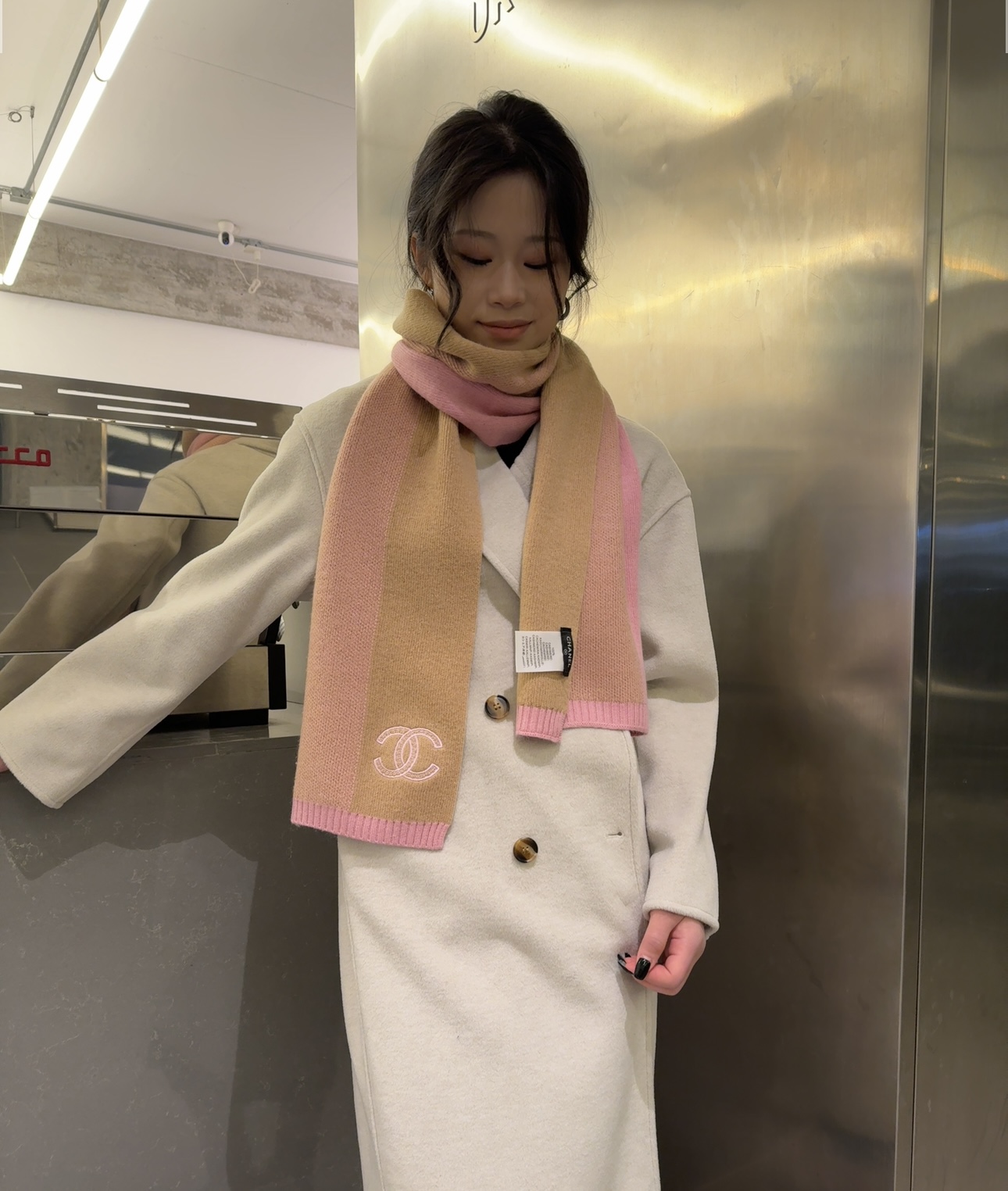 NO:188250,The original single heavyweight recommendation of Chanel Chanel is a new knitted scarf. The same low-key luxury, superb and soft elite master-level fashionable scarf. This small-scent knitted scarf is more and more popular. The more you look at it, the more fashionable it becomes. This craftsmanship and color matching is not ordinary. I really like this master-level fashionable feeling. People with attitude will definitely like it!  This design is more stretchy, more advanced, more atmospheric, and more affordable. It is recommended to use the Albasic velvet tip of the goat collected every spring to produce the original velvet. The characteristic of this cashmere is that even after being processed by human craftsmanship, the essence of the original velvet is retained to the greatest extent. There will be a special texture scarf holding it in your hand and holding the clouds. It is still air-consistent. It is really high-end, low-key, light and luxurious color matching, very versatile, 30*190 three-color high-version scarf, high-version scarf, chanel, chanel, chanel19860909批 Chanel 香奈儿原单重磅推荐新款针织围巾 男女同款低调的奢侈感极品柔美精英高手级别的时髦感围巾这款小香针织围巾越看越爱,越看越时髦这种工艺和配色一看就知道不是一般的,非常非常喜欢这种高手级别的时髦感,有态度的时髦人一定会喜欢！这样的设计更舒展,更高级,更大气,更加经得起推荐采用每年开春采集的阿尔巴斯纯种绒山羊腹部绒尖为原绒生产,这种羊绒的特点就是,即便经过人类工艺的加工,仍最大程度的保留了原绒的本质,会有特殊的肌理纹围巾握在手里就跟握着云朵般的仍空气绵绵感真的非常高级低调轻奢的配色,非常百搭,30*190三色高版本围巾,高版本围巾,chanel,chanel,scarf