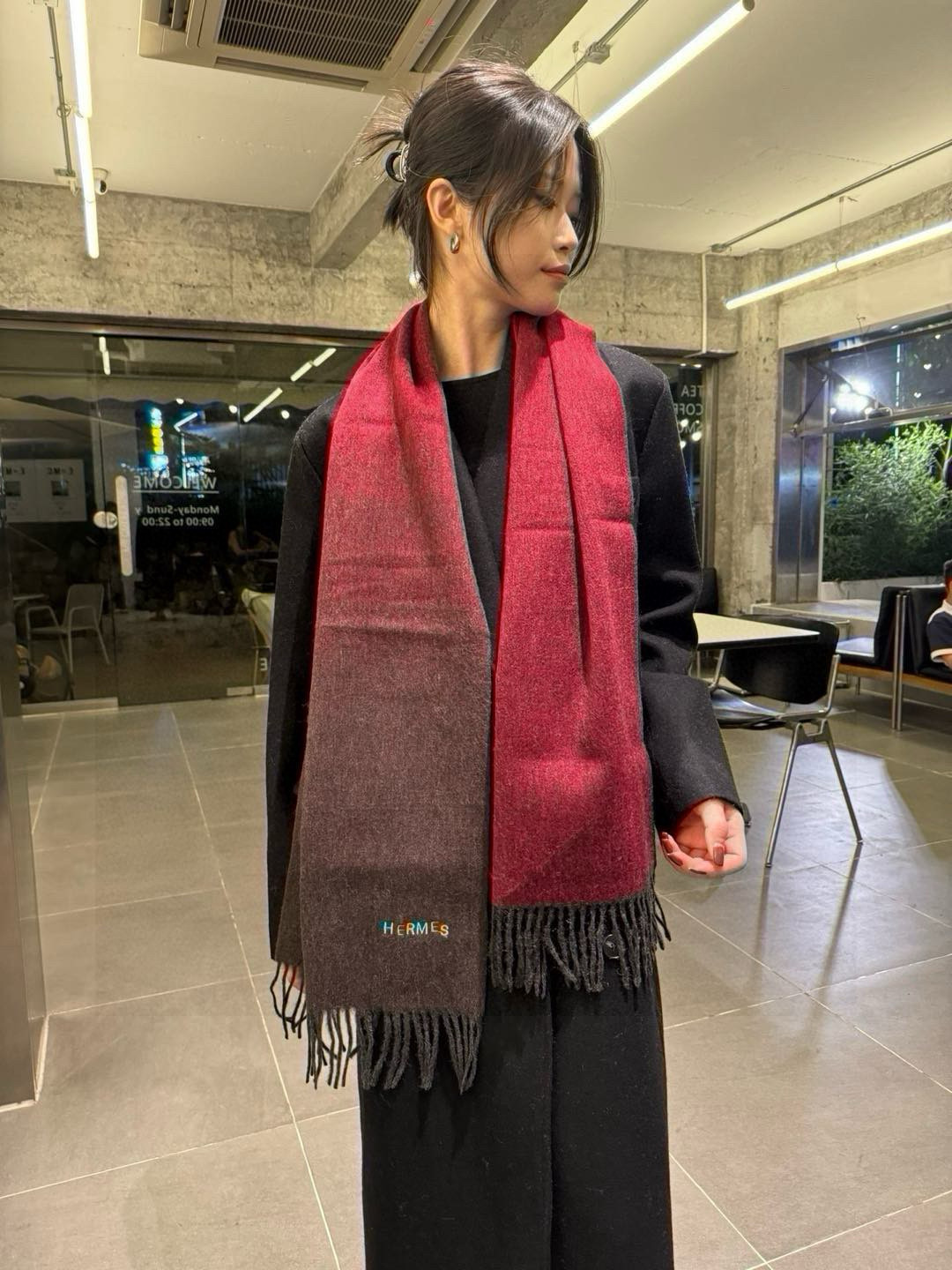 NO:188678,[HERMES · Hermes' rare gentle color scheme, super obsessed with temperament, low-key, quiet and elegant] Highlights and comfortable temperament, simple but not simple, full of big brands, Super Amway H's soft scarf that touches the heart, gradient color design and eye-catching color embroidery logo, the finishing touch is indeed not lost, the pursuit of successful people, the color is definitely a bit unique fairy-like, the absolute best choice for couples, the color is light and elegant, not enchanting specifications 35 x 180cm high-version scarf, high-version scarf, hermes, hermes19860909批【HERMES · 爱马仕难得一见的温柔配色,超级迷恋气质低调恬静又不失优雅】重点推荐高级舒适时髦气质,简约却又不简单,大牌范十足,超级安利大H家这款触动内心的柔美围巾,渐变拼色的颜色设计搭配抢眼的彩色刺绣标志,点睛之笔确又不失美感,成功人士的追求,色彩绝对有点独有的仙气,绝对的情侣款不二之选,颜色淡雅,不妖娆规格35 x 180cm高版本围巾,高版本围巾,hermes,hermes,scarf