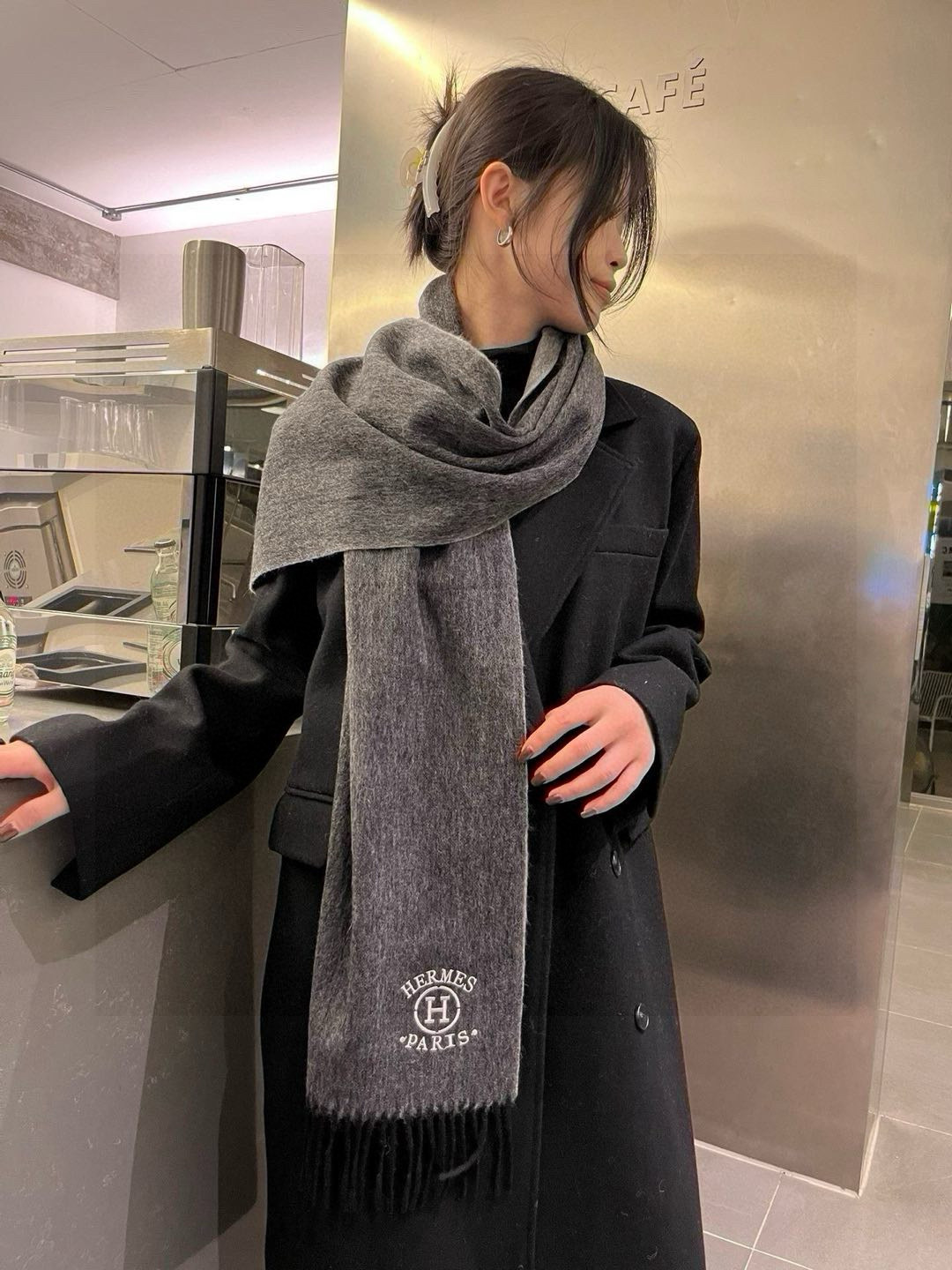 NO:188682,Hermes color-blocking cashmere scarf, a big recommendation!  Top lambsmere material, very warm, soft and skin-friendly without tying the neck. Classic double-sided color-blocking design, one scarf has two styles for boys and girls, size30*180cm full of love. High-version scarf, high-version scarf, hermes, hermes19860909批 Hermes · 爱马仕拼色羊绒围巾 重磅推荐！顶级羔羊绒材质,非常保暖,柔软亲肤不扎脖.经典双面拼色设计,一条围巾两种风格男生女生通用,size30*180cm满满的爱 高版本围巾,高版本围巾,hermes,hermes,scarf