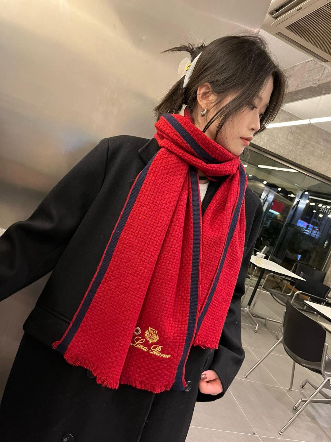 NO:188669,Loro Piana · Nuoyou Pianya [official website is released simultaneously, trading company tail order, top cashmere woven scarf] It is too high to give people your own reservation. It is a big hit, popular, and the best hard product is available in the channel. Exported to Italy direct supply counters, the number of cashmeres left in hand is very small. Customer-supplied fabrics are soft and soft, and the color matching is even more unique. LP has always used the strict selection of the highest quality cashmere as the benchmark. Without comparison, there is no harm. The world's top cashmere makes scarves so luxurious, which increases the aesthetic and functionality. Two colors must be left for each color. There is no headache and no regrets for ten thousand years. It is particularly worth recommending that this style is woven cashmere, carefully selected popular colors, with a bright and high-end feeling. The whole family can match each color.  Size35x180cm, Albass cashmere high-version scarf, high-version scarf, loro piana, loro piana19860909批 Loro Piana · 诺悠翩雅【官网同步发售,贸易公司尾单,极品山羊绒编织围巾】送人自留都太高大上了重磅上新,爆款爆款,渠道极品硬货～出口意大利直供专柜尾单到手数量极少,客供面料羊绒,手感软糯,色彩搭配更是一绝LP一直以严格选用最高品质的羊绒为基准,没有对比就没有伤害,世界最顶级羊绒,让围巾奢华到不行,更是增加了美感和功能性,每色必留两,搭配不头疼,不留后悔一万年,特别值得推荐的是,此款是编织羊绒,精挑细选的流行配色,色彩感鲜明又高级的感觉全家哪个颜色都可以互相搭配 Size35x180cm,阿尔巴斯山羊绒高版本围巾,高版本围巾,loro piana,loro piana,scarf