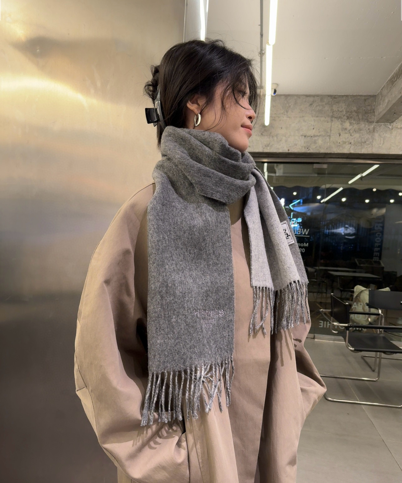 NO:188681,Hermes double-sided lamb cashmere scarf is a big recommendation!  Top lamb cashmere material, excellent quality, very warm, soft and skin-friendly without tying the neck. Classic double-sided color-blocking design, one scarf, two styles for boys and girls, size30*180cm high-version scarf, high-version scarf, hermes, hermes19860909批 Hermes · 爱马仕双面羔羊绒围巾 重磅推荐！顶级羔羊绒材质,质量好到爆非常保暖,柔软亲肤不扎脖.经典双面拼色设计,一条围巾两种风格男生女生通用,size30*180cm高版本围巾,高版本围巾,hermes,hermes,scarf