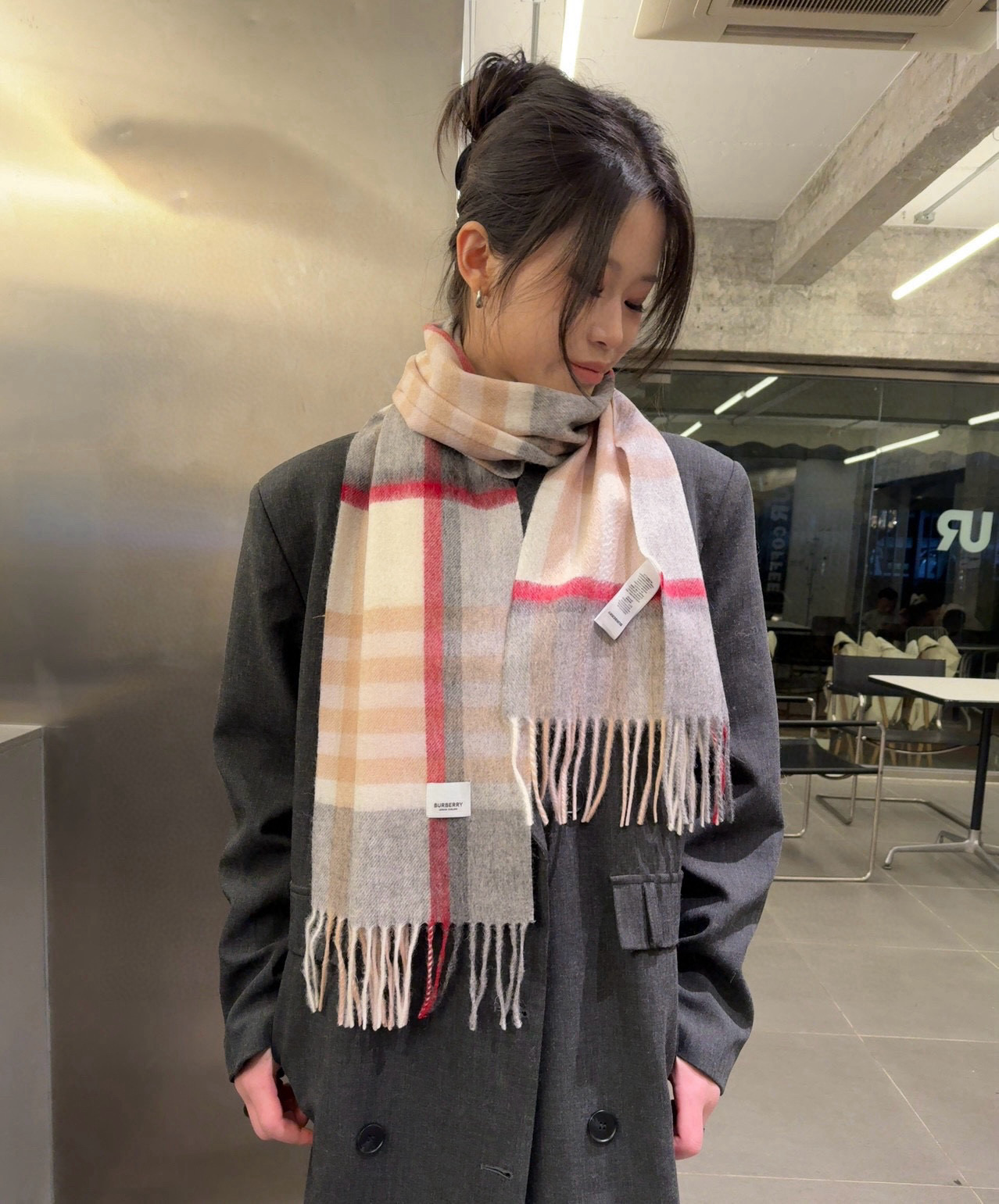 NO:188683,Batch Burberry [Classic Plaid] Cashmere Scarf Super good feel, Real value for money, a large amount of spot, top high-end goods spot issuance quality is not good, high-end products, top design models of fashion brands... Classic Plaid matches fashionable color patchwork is a screaming highlight of this style.. Currently, the high-end quality of counters at home and abroad are super popular. Size: 30*180 high-version scarf, high-version scarf, burberry19860909批 巴宝莉【经典格纹】羊绒围巾 超好手感 真正的物有所值 大量现货 顶级高端货现货发行品质手感好到不行高尖端产物时尚大牌的顶尖设计款..经典格子搭配时尚拼色是此款令人尖叫的亮点秋冬必备的高端精品..目前海内外专柜都超级爆款 尺寸:30*180高版本围巾,高版本围巾,burberry,scarf