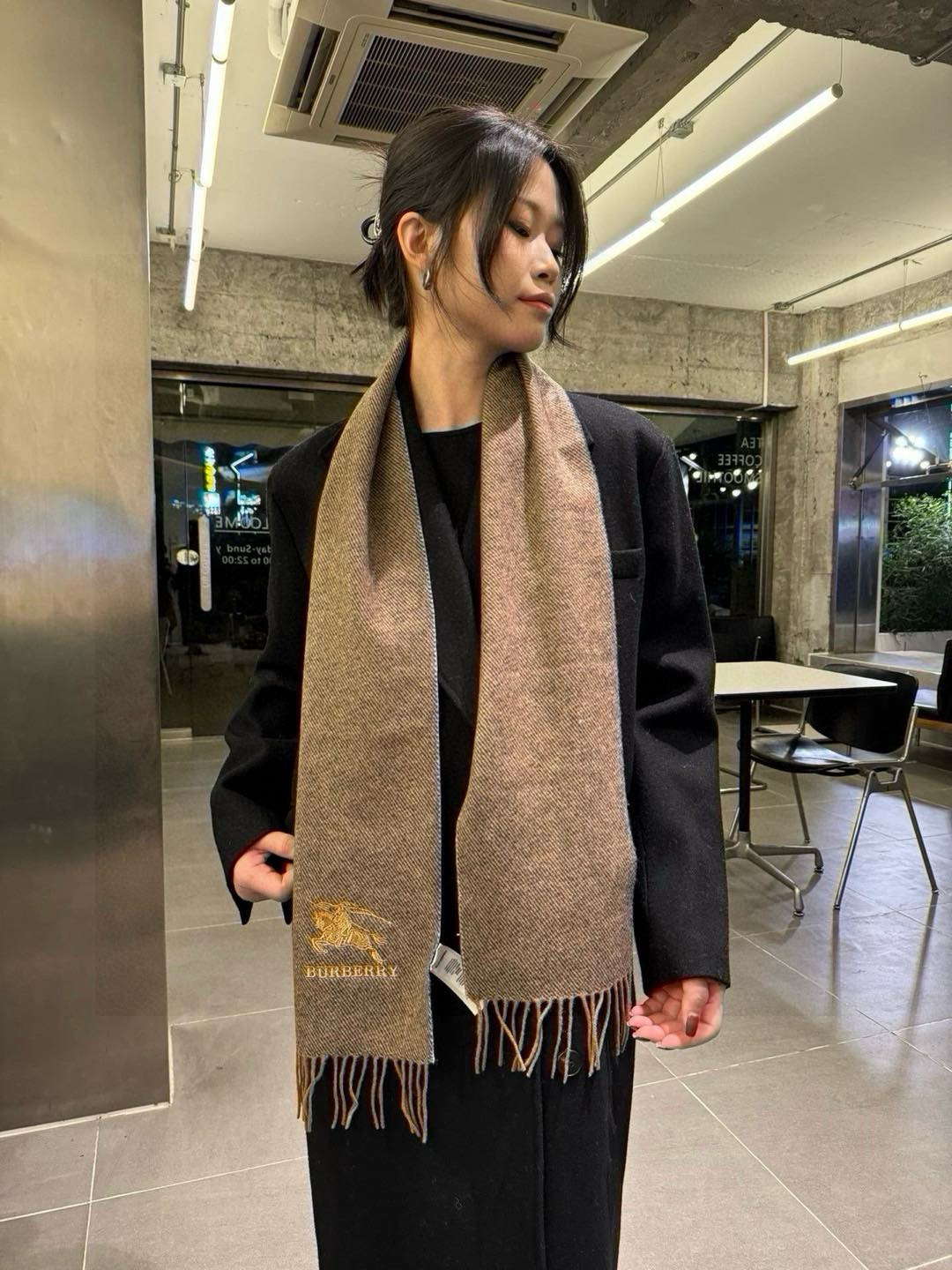 NO:188685,Buy Burberry order model, a narrow scarf that falls at a glance, a huge and beautiful small scarf that can be easily stored in your pocket. You must have a fashionable girl, a universal model for both men and women!  Super outstanding, the finishing touch of the clothes. Size: 15cmx180cm, material small wool high-version scarf, high-version scarf, burberry, burberry19860909批 Burberry 巴宝莉订单款,一眼就沦陷的窄版围巾,巨巨巨好看的小围巾,可轻松收纳在口袋中,时髦精一定要拥有一条,男女通用款！超级出彩,搭配衣服的点睛之笔. 尺寸:15cmx180cm,材质小绵羊毛高版本围巾,高版本围巾,burberry,burberry,scarf