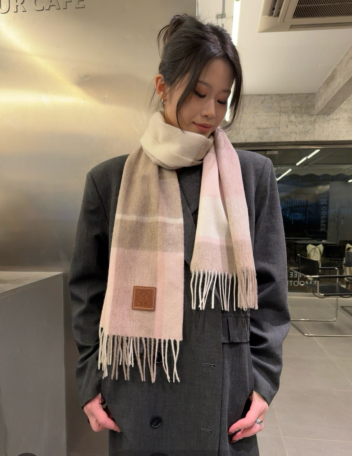 NO:188689,Comment Luo Yiwei LOEWE [Men and Female Scarf] praises you for keeping yourself, a rare high-end product!  Family welfare!  Very good scarf~Fabric, very soft, delicate and comfortable, atmospheric and simple, super beautiful color scheme, a style that any handsome guy and beautiful girl will like~The classic 30cm wide cashmere scarf!  Universal style for men and women, specifications of 30*180 (including total length of 180cm). They are suitable for formal wear or casual wear. They are completely fine with folding or circles. They are gentlemanly and stylish and have a warm demeanor!  High-version scarf, high-version scarf, loewe, loewe19860909批 罗意威LOEWE【男女围巾】怒赞自留,难得的高端货！家属福利！非常正的围巾~面料大爱,非常柔软细腻舒服,大气简约,超级好看的配色,任何帅哥美女都会喜欢的款吧~经典的30cm宽羊绒围巾！男女通用款式,规格30*180（含穗子总长180cm）,搭配正装或者搭配休闲装都很合适~对折挂围或者绕圈围都完全可以,绅士有型~有温度的风度！高版本围巾,高版本围巾,loewe,loewe,scarf