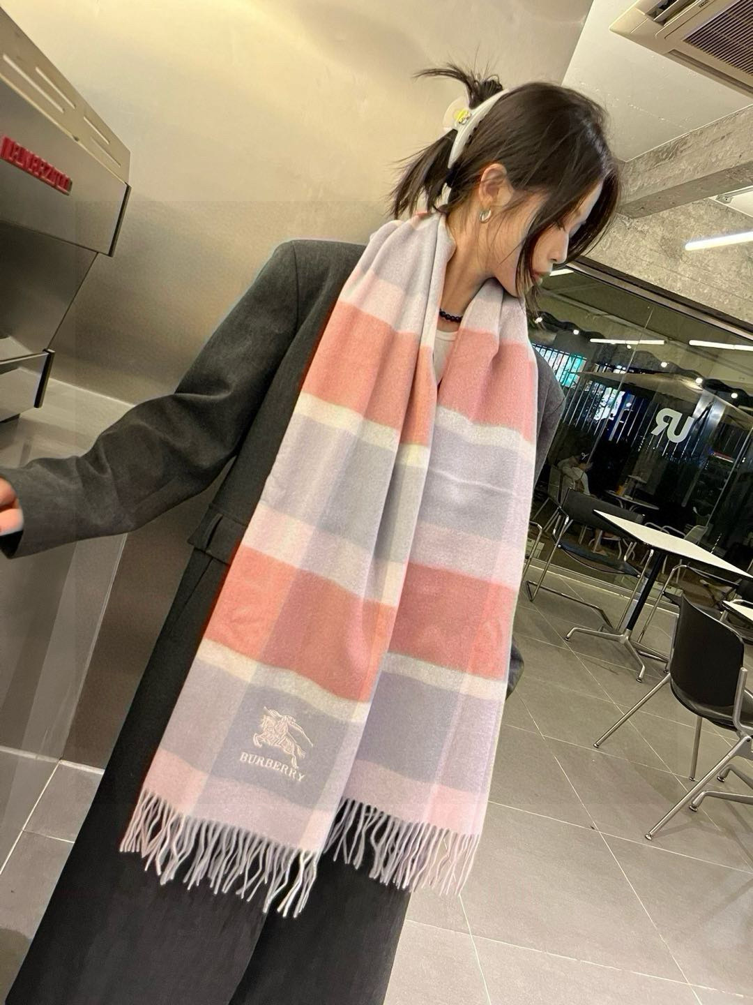 NO:188695,Burberry's new products of Burberry's cashmere shawls for the same style for men and women. Export orders are available for cashmere. High-end products. Classic logo embroidery is really timeless!  !  The top design model of fashion brands you will understand that the quality is really super soft, warm, skin-friendly, so beautiful, so amazing. This model is currently only a few foreign counters in stock. It is really rare to buy cashmere material. Specifications are 60x200cm. High-version scarf, high-version scarf, burberry, burberry, shawls19860909批 Burberry 巴宝莉新品男士、女士同款羊绒披肩出口订单尾货客供羊绒 高尖端产物 经典logo刺绣真的永不过时！！时尚大牌的顶尖设计款拿到手你就会明白质量真的超级赞超级柔软保暖亲肤太美太惊艳了此款目前只有国外几个专柜有货真的是臻品罕见客供羊绒材质 规格60x200cm.高版本围巾,高版本围巾,burberry,burberry,shawls,scarf