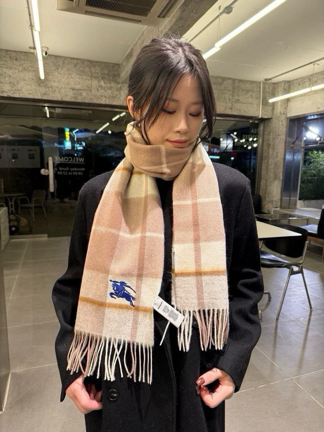 NO:188614,The top high-end products of Burberry counters are issued in stock!! Super new style. The blue war horse cashmere scarf is so good that it feels so good that it feels top quality cashmere high-end products are absolutely screaming. The top design style of fashion brands is the best. The classic plaid matches fashionable color patches are the highlights of this screaming high-end quality in autumn and winter. Currently, the counters at home and abroad are super popular. The cashmere. The size is about 30*180. It is definitely a high-end high-end scarf with slow hand. The high-end scarf, the high-version scarf, the burberry19860909批 巴宝莉专柜顶级高端货现货发行!!超爆新款款 蓝色战马羊绒围巾品质手感好到不行顶级羊绒高尖端产物绝对令人尖叫的品质时尚大牌的顶尖设计款..经典格子搭配时尚拼色是此款令人尖叫的亮点秋冬必备的高端精品..目前海内外专柜都超级爆款..羊绒..尺寸30*180左右 绝对是手慢无的高端精品高版本围巾,高版本围巾,burberry,scarf