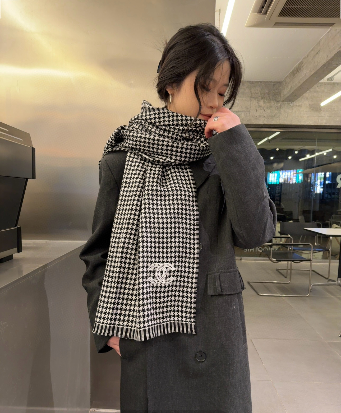 NO:188620,The latest Chanel is here, the invincible big hit, definitely the highest version on the market. The feel is super soft and fragrant powder must be included [CHANEL Chanel's new Houndstooth cashmere long scarf is really beautiful and makes people very excited. The upper body effect is simply beautiful and the quality is perfect] The timeless houndstooth element The whole scarf gives people a big brand aura and is very exquisite, which improves the level of the whole person. Several levels are definitely worth buying. The new exquisite women's temperament is very comfortable. The air-conditioned room must be used in summer. It is more beautiful in winter. The hand is slow and has no size 70*200cm Material cashmere high-version scarf, high-version scarf, chanel, chanel19860909批 最新款香奈儿来啦来啦,无敌大爆款,绝对是市面上最高版本.手感超级柔软香粉必入【CHANEL 香奈儿新款千鸟格羊绒长巾真心美的让人非常非常心动 上身效果简直美翻了 品质非常完美】永不过时的千鸟格元素 整个围巾给人大牌气场的同时又非常精致,让整个人的层次提升好几个level绝对值得入手的新款精致女人名媛气质者,上轻薄的感觉非常舒适.夏天旅游空调房必须来条.冬天更美.手慢无 尺寸70*200cm 材质cashmere高版本围巾,高版本围巾,chanel,chanel,scarf