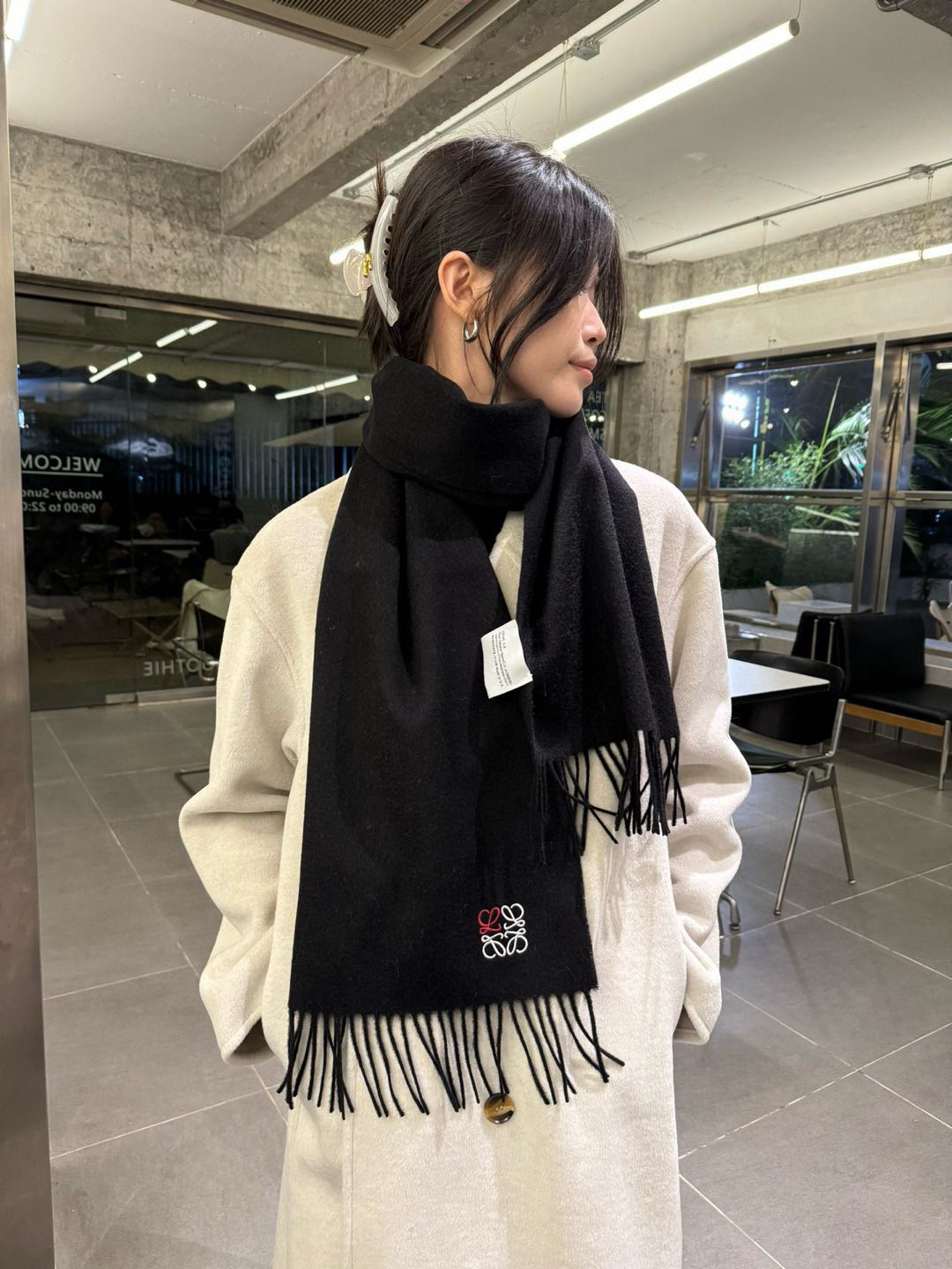 NO:188601,Comment Luo Yiwei LOEWE [Neutral Scarf] Couple Style!  Foreign trade company final order!  I praise myself for keeping it, a rare high-end product!  Family welfare!  Very positive scarf ~ fabric loves, very soft, delicate and comfortable, light water ripples!  The small logo is very exquisitely decorated, elegant and simple, with a texture and not ostentatious~ The large goods were loaded on the ship a few months ago~ The last order is a little more than a little benefit everyone~ Classic 30cm wide cashmere scarf!  Universal style for men and women, specifications of 30*180 (including total length of 180cm). They are suitable for formal wear or casual wear. They are completely fine with folding or circles. They are gentlemanly and stylish and have a warm demeanor!  High-version scarf, high-version scarf, loewe, loewe19860909批 罗意威LOEWE【中性款围巾】情侣款！外贸公司尾单！怒赞自留,难得的高端货！家属福利！非常正的围巾~面料大爱,非常柔软细腻舒服,轻度水波纹！小小Logo非常精致的点缀,大气简约 有质感不张扬~大货几个月前已装船发走~尾单余一丢丢福利大家~经典30cm宽羊绒围巾！男女通用款式,规格30*180（含穗子总长180cm）,搭配正装或者搭配休闲装都很合适~对折挂围或者绕圈围都完全可以,绅士有型~有温度的风度！高版本围巾,高版本围巾,loewe,loewe,scarf