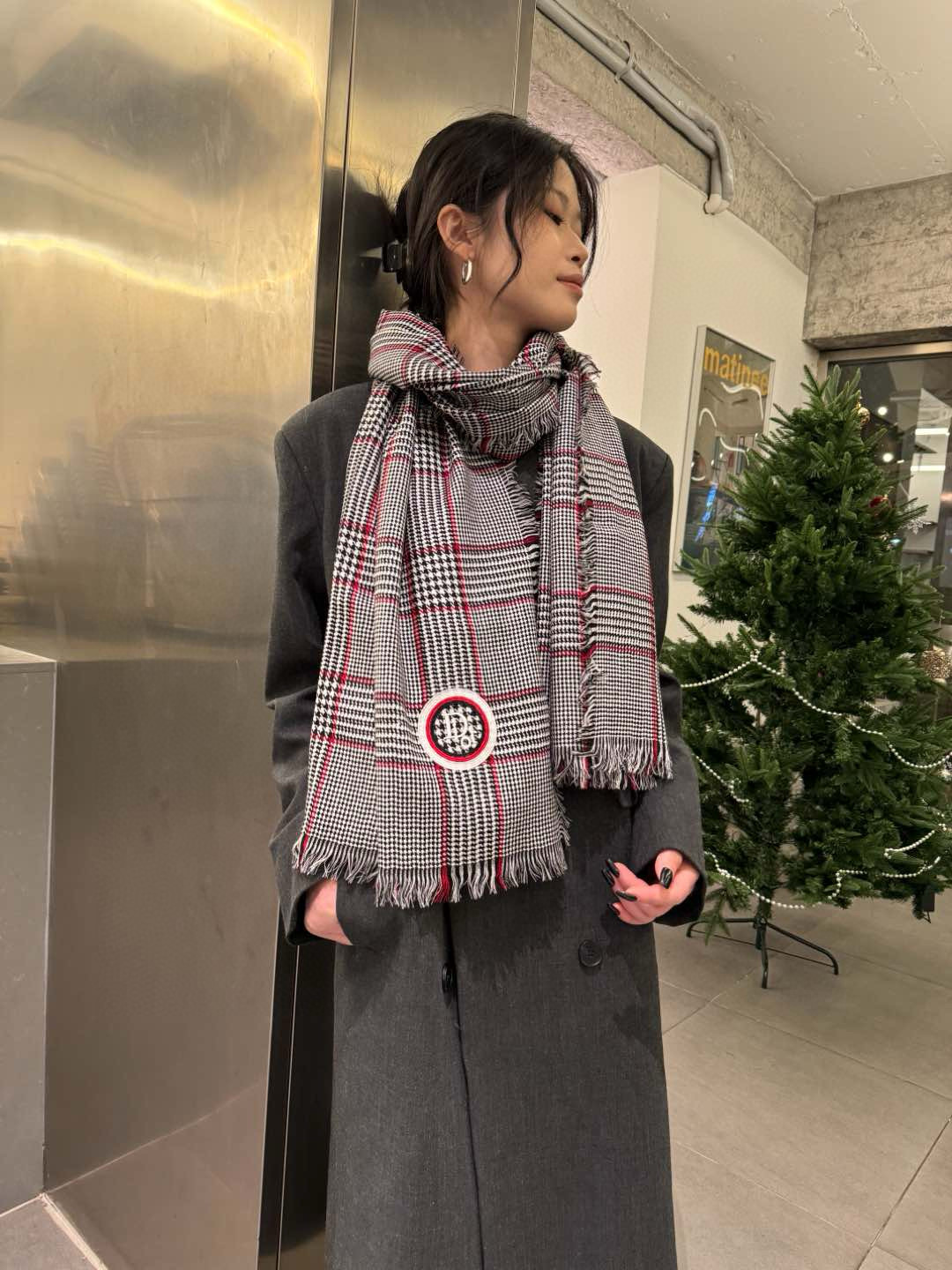 NO:188604,The new Dior scarf shawl girls in 2025 are coming out to explode the streets. Houndstooth elements are really invincible and classic. Foreign trade companies have a single order. The hands are fast and slow. Absolute family benefits~ 100% pure cashmere~ Houndstooth shawl scarf, which makes people love it, and the touch is as soft as a cloud. The skin is soft so that the heart melts, and it won't be thorny at all!  Specifications: 70x190cm cashmere high-version scarf, high-version scarf, dior,shawls19860909批 2025年Dior新款围巾披肩姑娘们出来炸街啦 千鸟格元素真的无敌经典了.外贸公司尾单货 手快有手慢无 绝对的家属福利～百分百纯山羊绒～千鸟格披肩围巾,让人爱不释手,触感如云朵般柔软.接触皮肤软到心都化了,一点也不会扎！ 规格:70x190cm 山羊绒高版本围巾,高版本围巾,dior,shawls,scarf