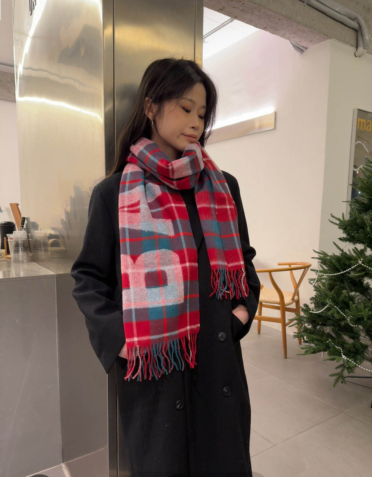 NO:188607,Criticized [Balenicaga Classic Alphabet Plaid Scarf] The leading brand in the fashion industry of Balenicaga is sought after by many fashionable experts!  This shawl really has a big brand. There are 6 colors, all of which are sold in the counter, exactly the same, each color has its own tone!  Although BALENCIGA is not a professional scarf, the craftsmanship level of this model is still very high. After all, it is a first-line product. It uses cashmere texture and original breathing mesh pattern design ~ fashionable and personalized. So the quality is really a sell-off in all markets. Without further ado, in short, so many celebrities, white, rich and beautiful internet celebrities are pursuing, there is no need to say more about how beautiful it is!  Still, who is the big brand in this sentence? Specifications: 30x180cm high-version scarf, high-version scarf, balenciaga, balenciaga, shawls19860909批【巴黎世家经典字母格纹围巾】巴黎世家潮流时尚界的领军大牌牌,受很多时髦达人追捧！这款披肩真的谁围谁大牌,6个色,全部都是专柜在售的颜色,一模一样,每个色各有腔调！BALENCIGA虽然不是围巾专业户,但这款的工艺水准还是很高的,毕竟是一线,选用的羊绒质地,独创呼吸网眼纹路设计~时髦又个性.所以关于品质真的是秒杀各路市场货.话不多说,总之,这么多明星白富美网红争相追捧的款,有多好看就根本不需要我多说了！还是这句话谁围谁大牌 规格:30x180cm高版本围巾,高版本围巾,balenciaga,balenciaga,shawls,scarf
