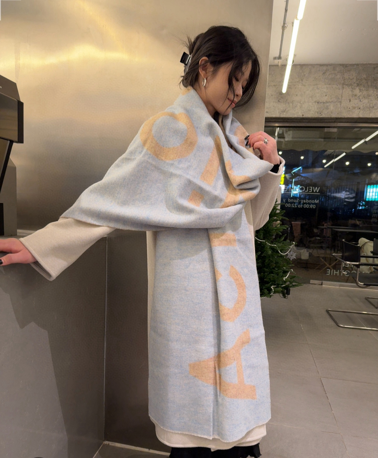 Acne Studios Wool Scarf: Swedish Style with Pure Lamb Wool, Multi-Colored, Double-Sided. - 图片 2