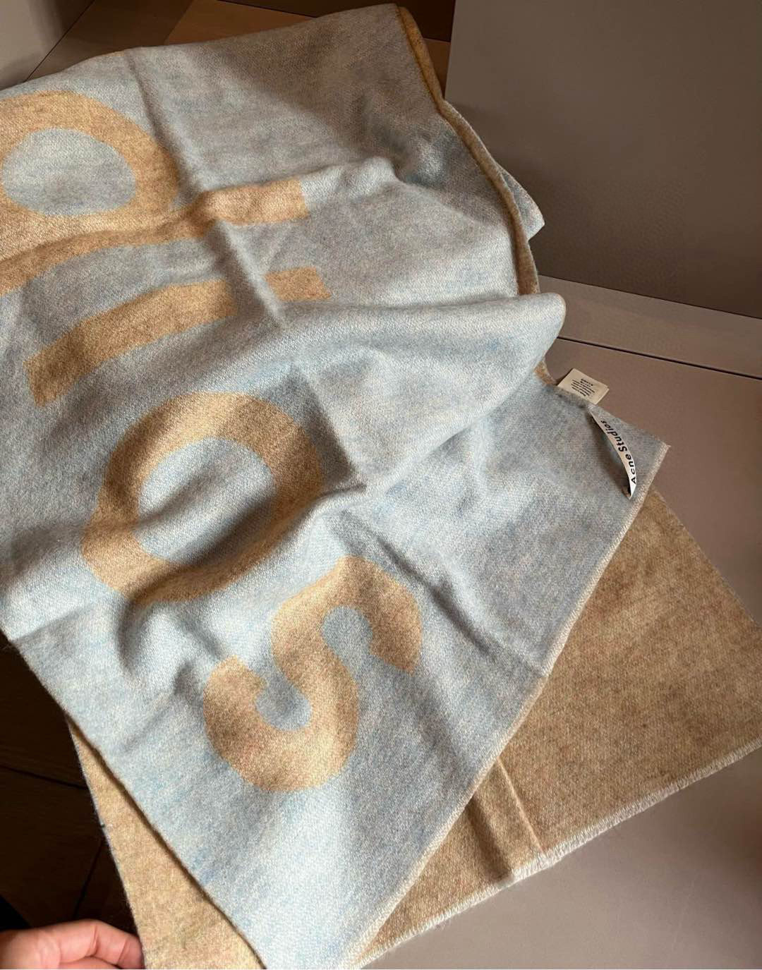 Acne Studios Wool Scarf: Swedish Style with Pure Lamb Wool, Multi-Colored, Double-Sided. - 图片 8