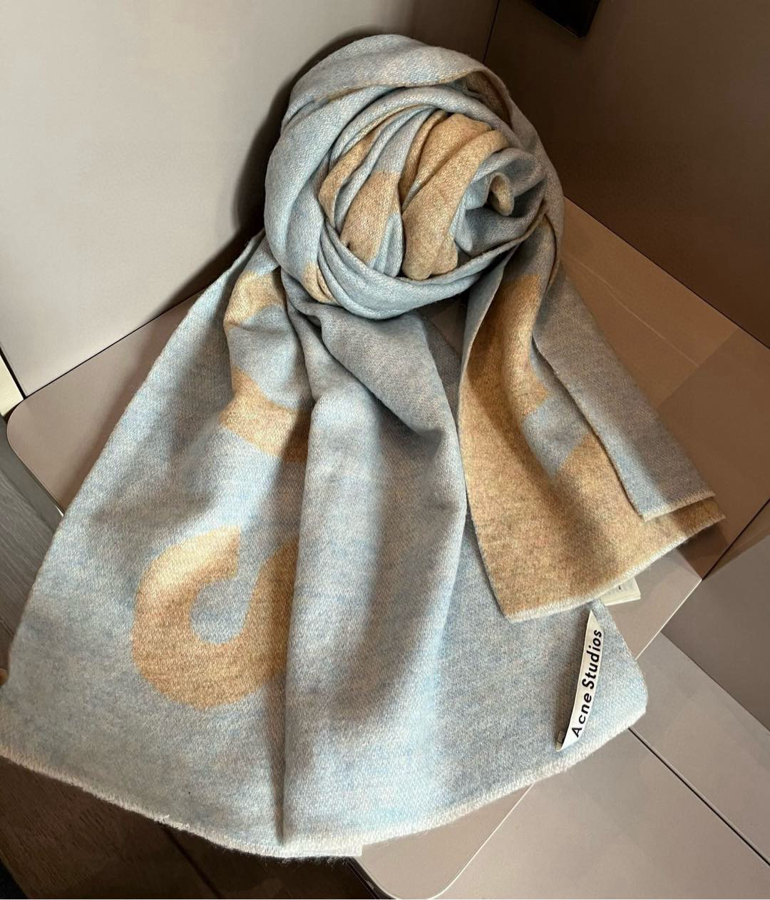 Acne Studios Wool Scarf: Swedish Style with Pure Lamb Wool, Multi-Colored, Double-Sided. - 图片 4