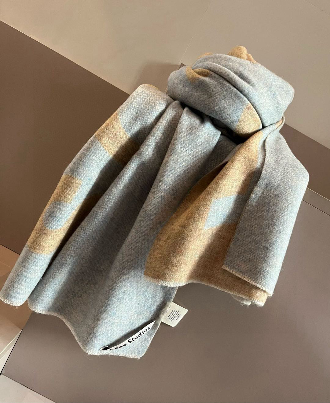 Acne Studios Wool Scarf: Swedish Style with Pure Lamb Wool, Multi-Colored, Double-Sided. - 图片 3