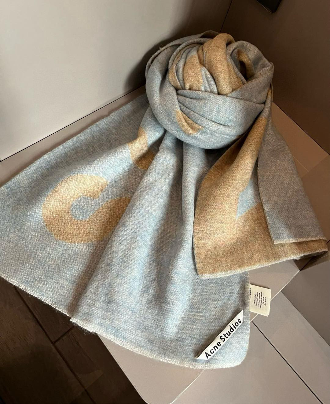 Acne Studios Wool Scarf: Swedish Style with Pure Lamb Wool, Multi-Colored, Double-Sided. - 图片 5
