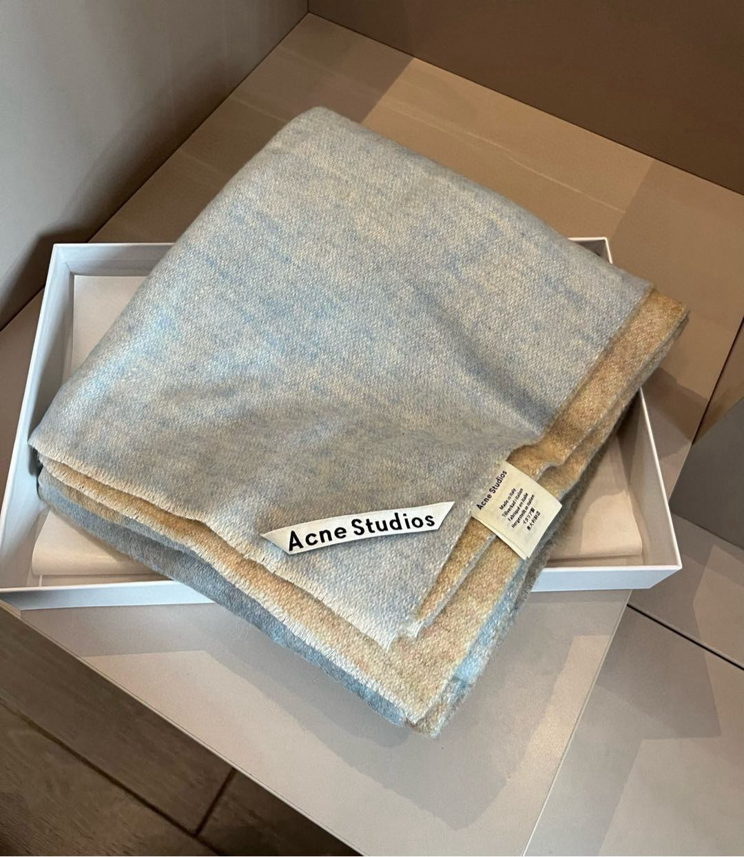 Acne Studios Wool Scarf: Swedish Style with Pure Lamb Wool, Multi-Colored, Double-Sided. - 图片 6