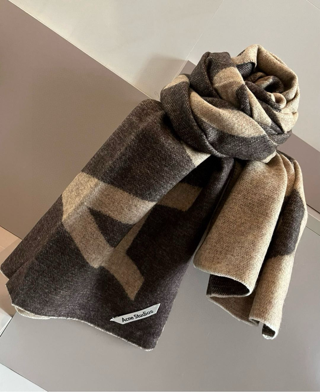 Acne Studios Canadian Wool Scarf: Bold, Simplistic Style in Pure Natural Lamb Wool - 图片 3