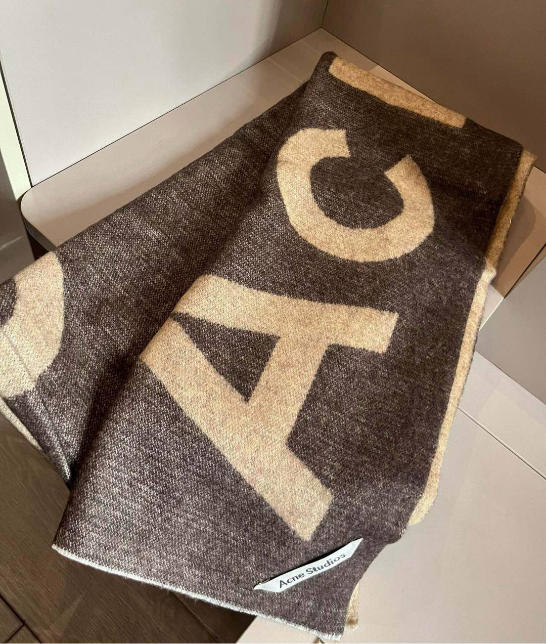Acne Studios Canadian Wool Scarf: Bold, Simplistic Style in Pure Natural Lamb Wool - 图片 5
