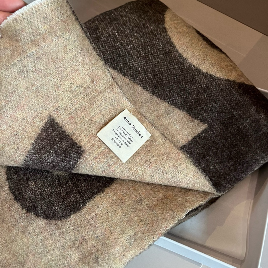 Acne Studios Canadian Wool Scarf: Bold, Simplistic Style in Pure Natural Lamb Wool - 图片 8