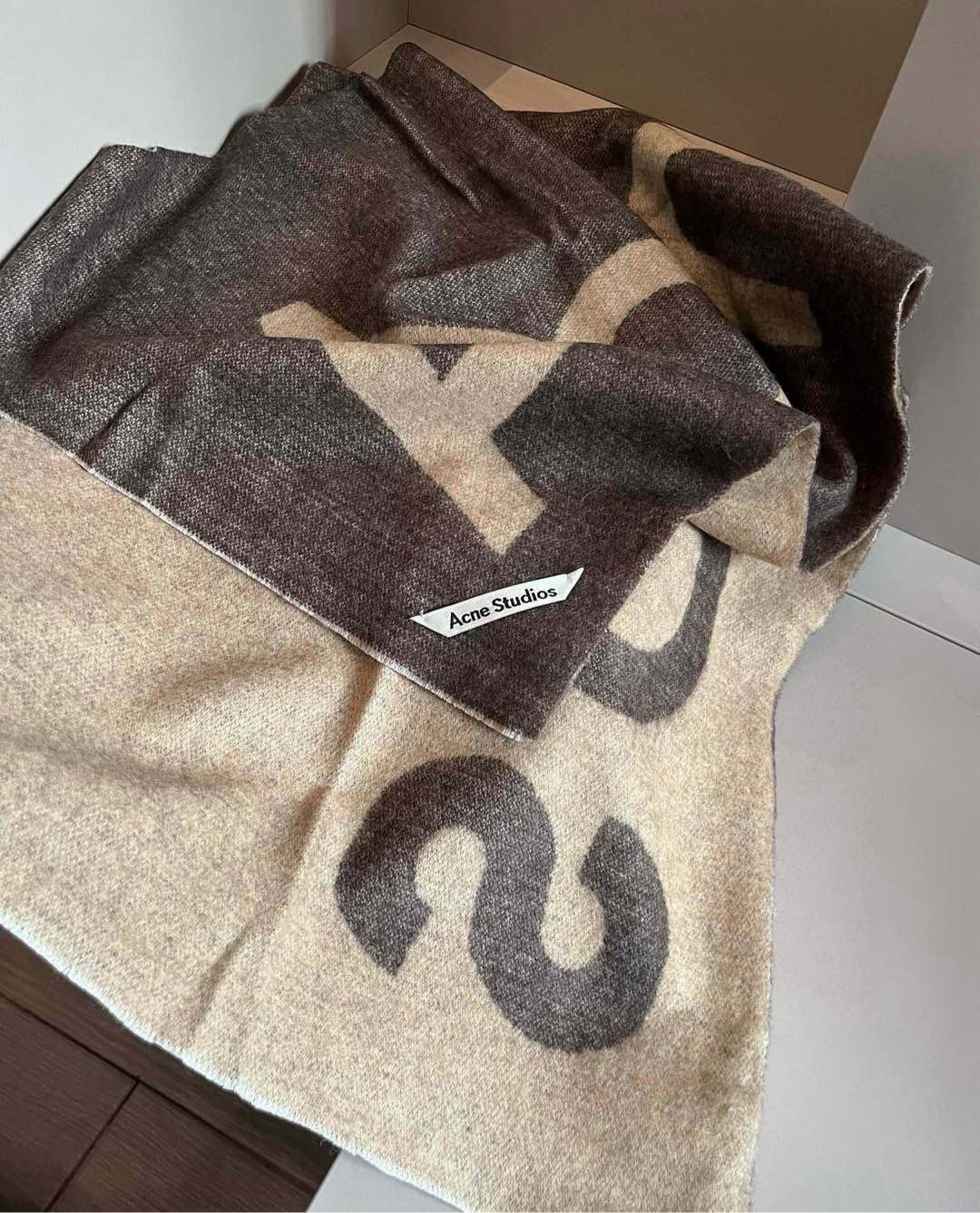 Acne Studios Canadian Wool Scarf: Bold, Simplistic Style in Pure Natural Lamb Wool - 图片 6
