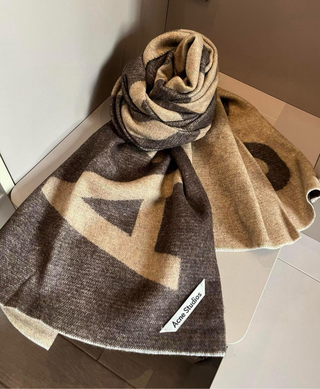 Acne Studios Canadian Wool Scarf: Bold, Simplistic Style in Pure Natural Lamb Wool - 图片 4
