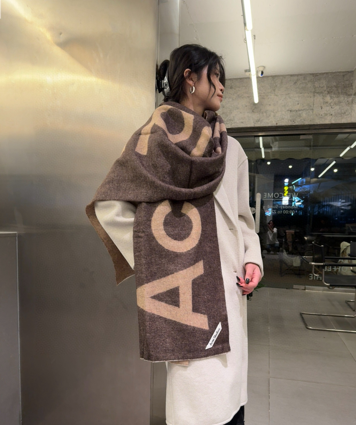 Acne Studios Canadian Wool Scarf: Bold, Simplistic Style in Pure Natural Lamb Wool - 图片 2
