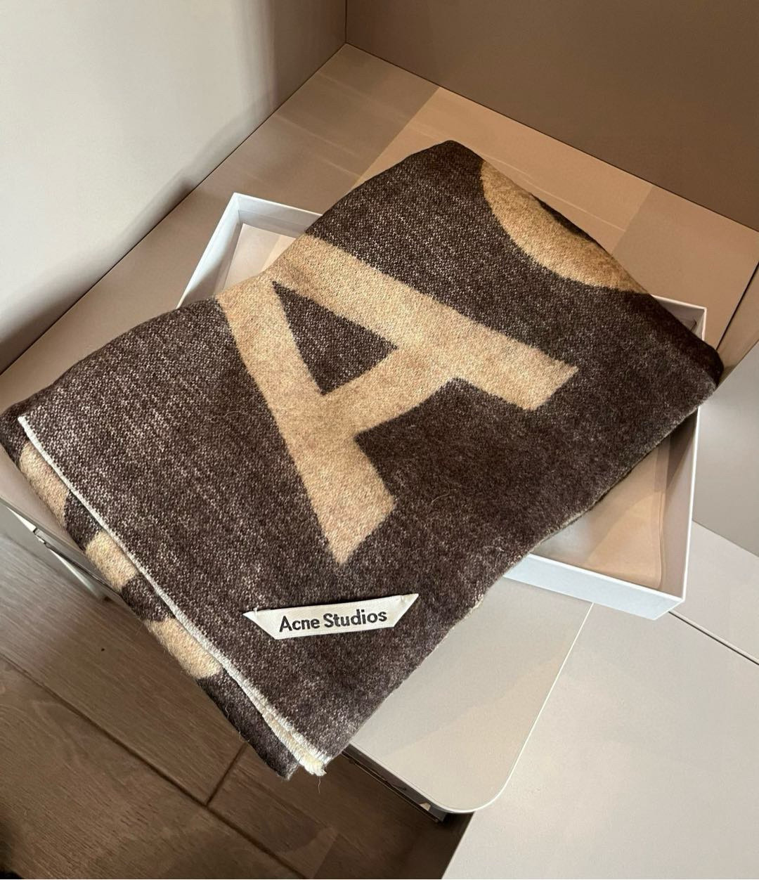 Acne Studios Canadian Wool Scarf: Bold, Simplistic Style in Pure Natural Lamb Wool - 图片 7