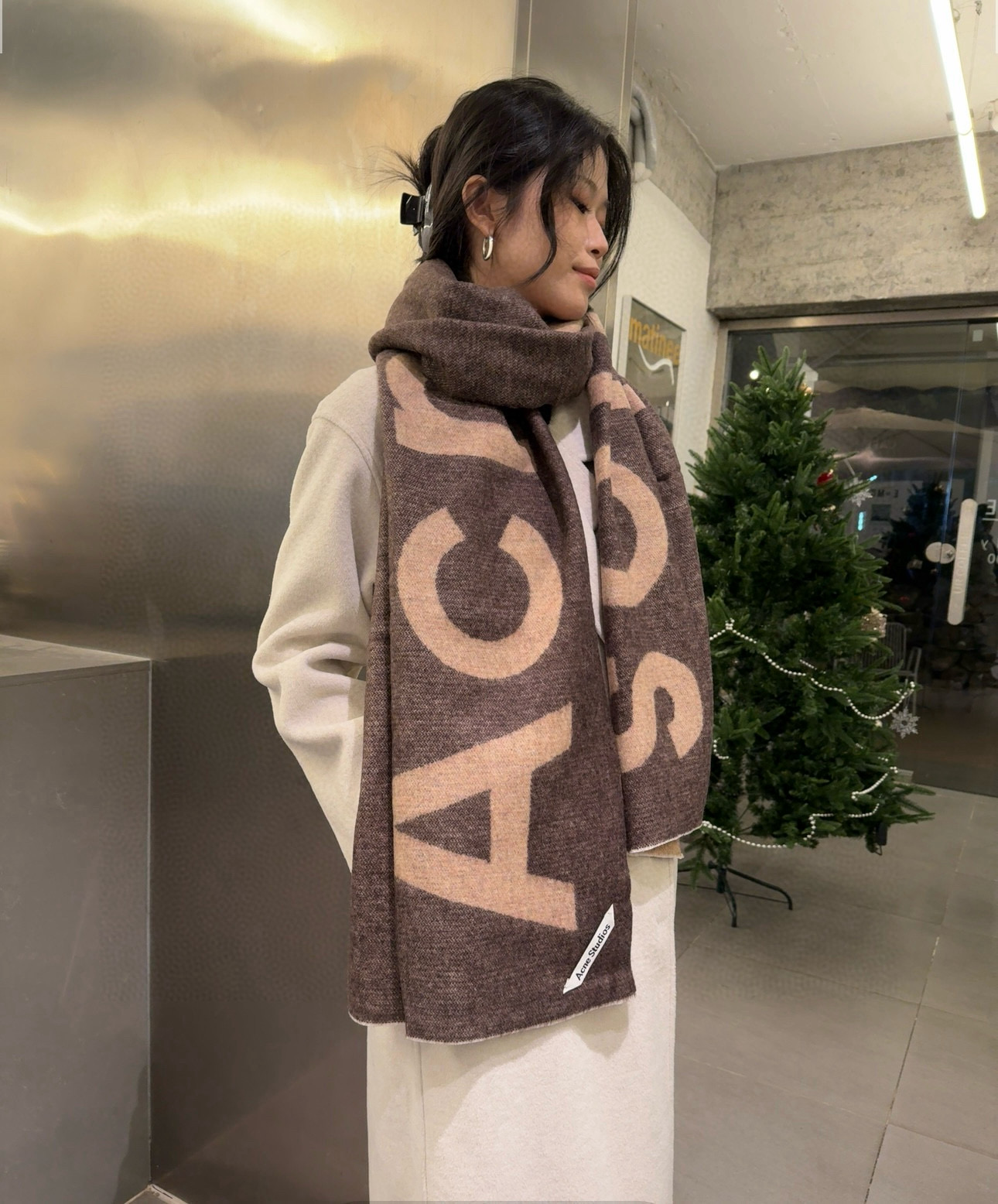 Acne Studios Canadian Wool Scarf: Bold, Simplistic Style in Pure Natural Lamb Wool