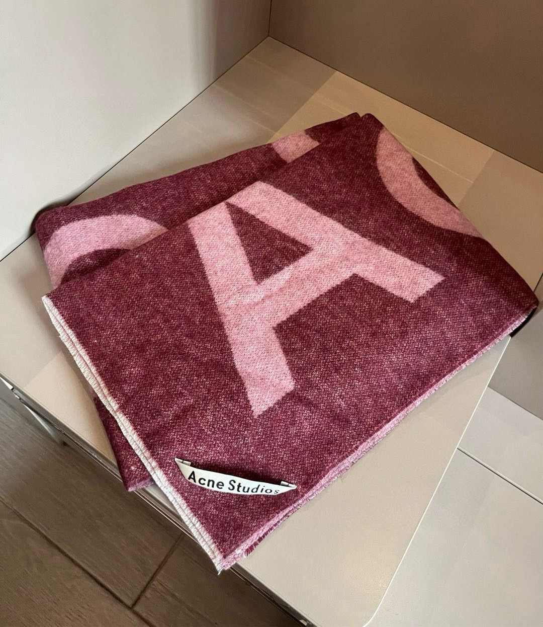 Acne Studios Wool Scarf: Swedish Brand’s Stylish & Versatile Accessory in Pure Lamb Wool - 图片 6