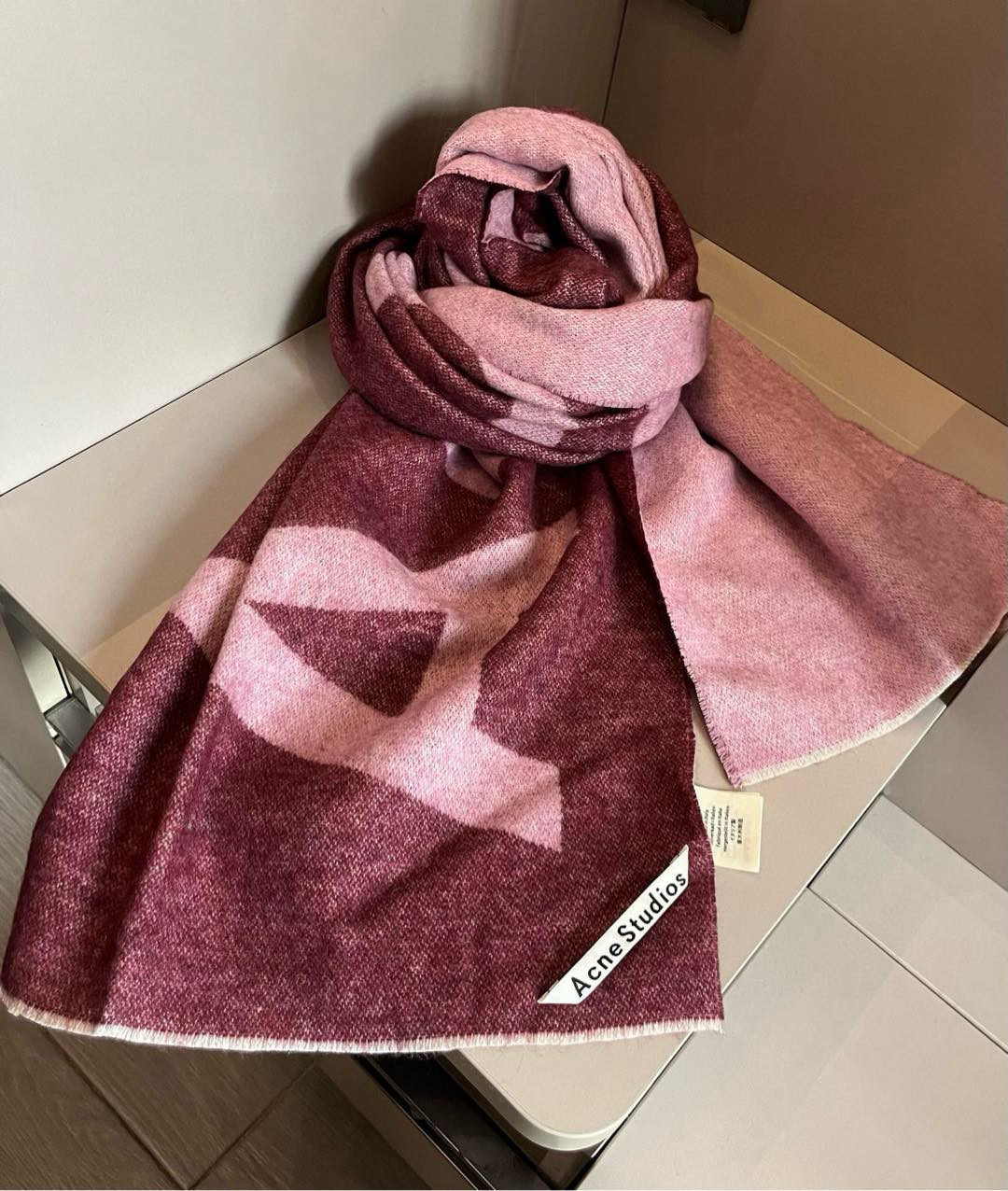 Acne Studios Wool Scarf: Swedish Brand’s Stylish & Versatile Accessory in Pure Lamb Wool - 图片 4