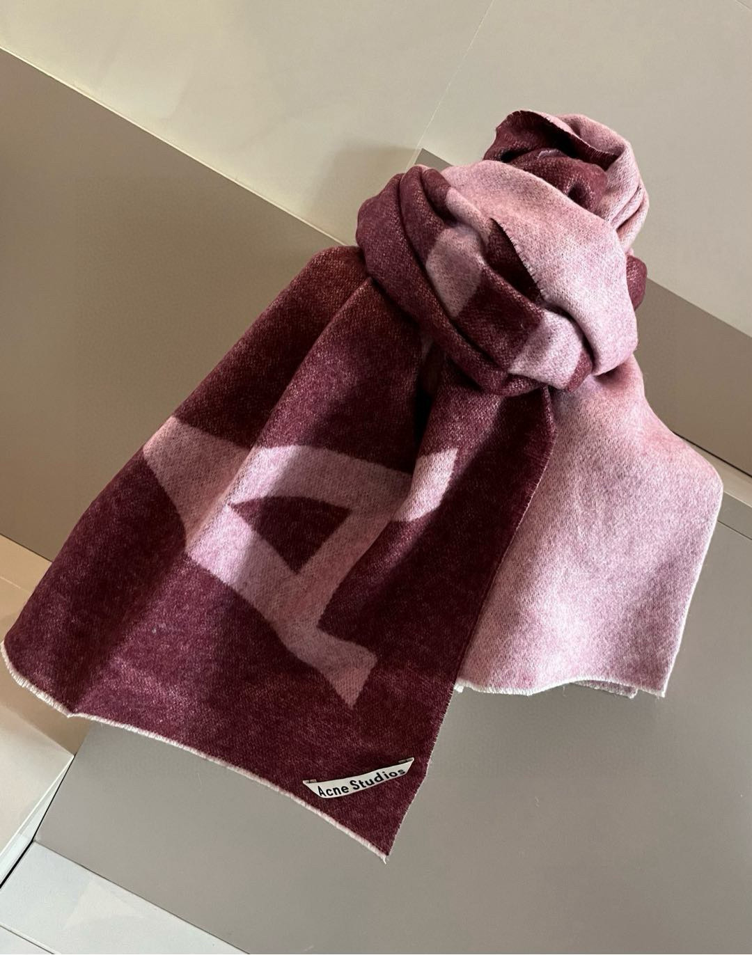 Acne Studios Wool Scarf: Swedish Brand’s Stylish & Versatile Accessory in Pure Lamb Wool - 图片 3
