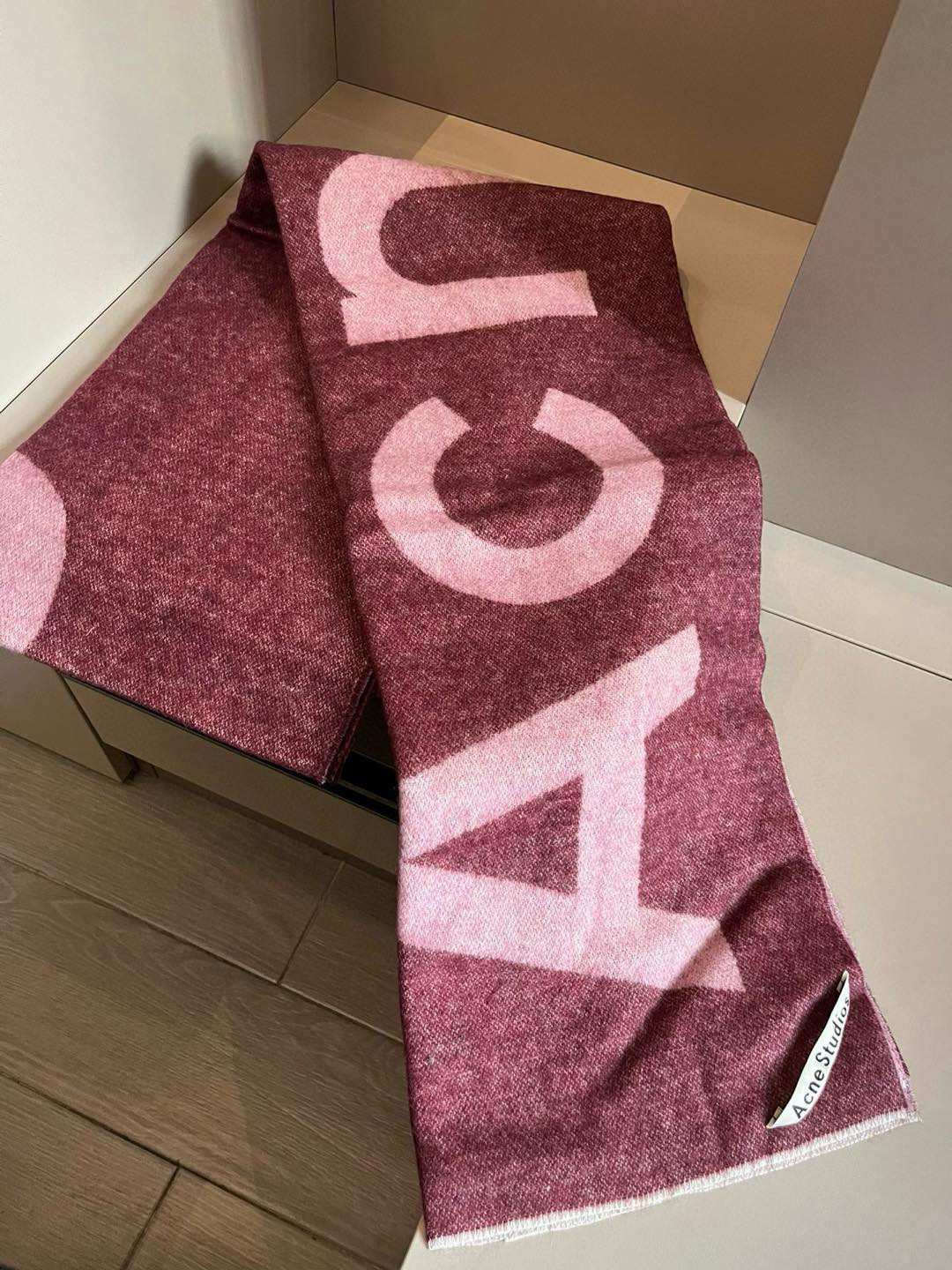Acne Studios Wool Scarf: Swedish Brand’s Stylish & Versatile Accessory in Pure Lamb Wool - 图片 5