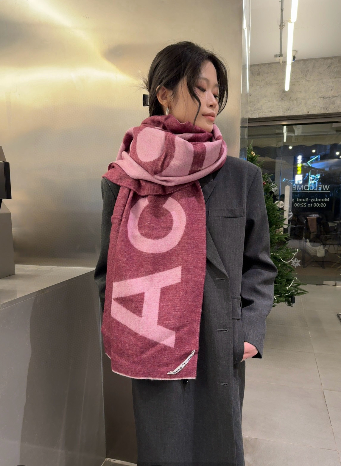 Acne Studios Wool Scarf: Swedish Brand’s Stylish & Versatile Accessory in Pure Lamb Wool