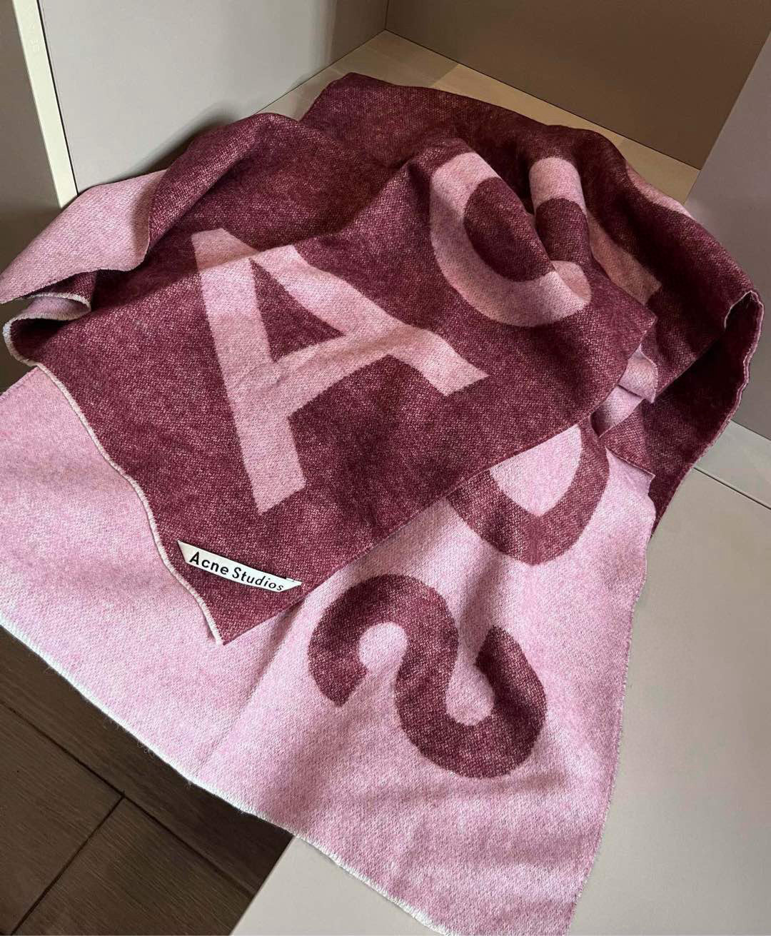 Acne Studios Wool Scarf: Swedish Brand’s Stylish & Versatile Accessory in Pure Lamb Wool - 图片 8