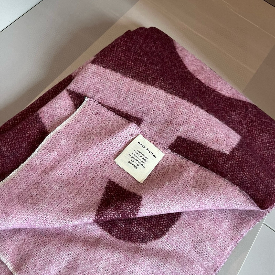Acne Studios Wool Scarf: Swedish Brand’s Stylish & Versatile Accessory in Pure Lamb Wool - 图片 7