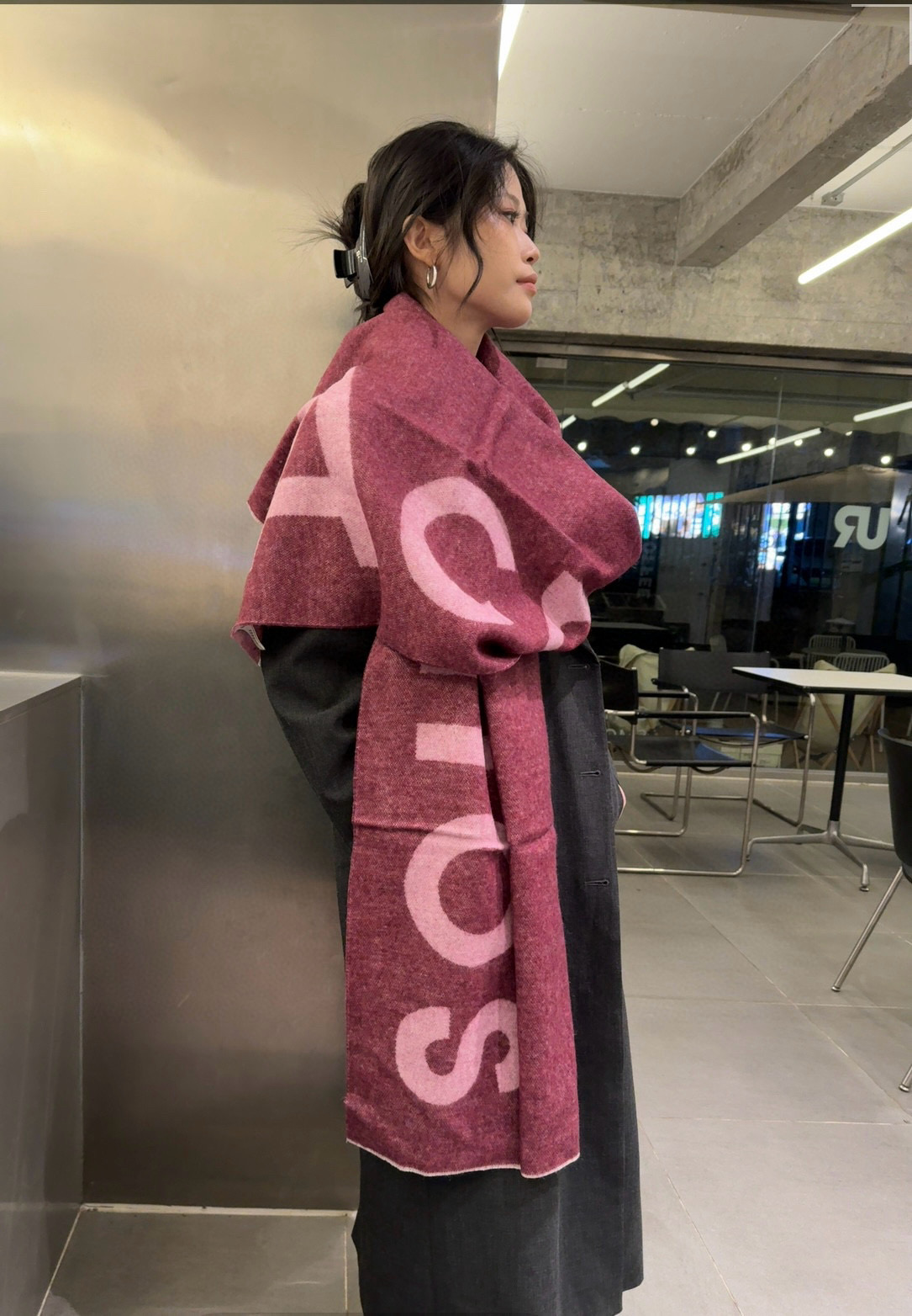 Acne Studios Wool Scarf: Swedish Brand’s Stylish & Versatile Accessory in Pure Lamb Wool - 图片 2