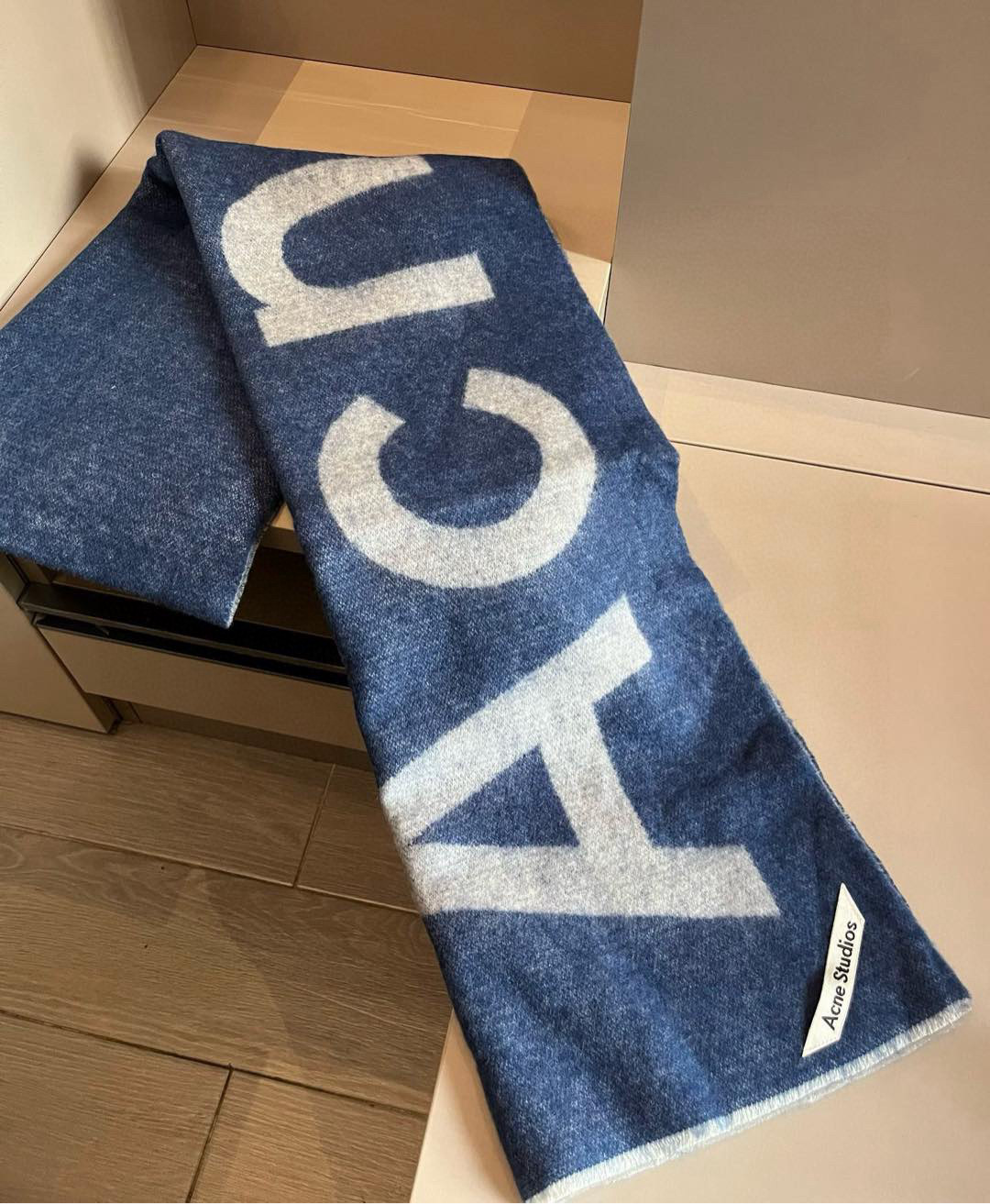 Acne Studios Swedish Wool Scarf: Bold, Simple, Multicolored, 100% Natural Lamb Wool - 图片 6