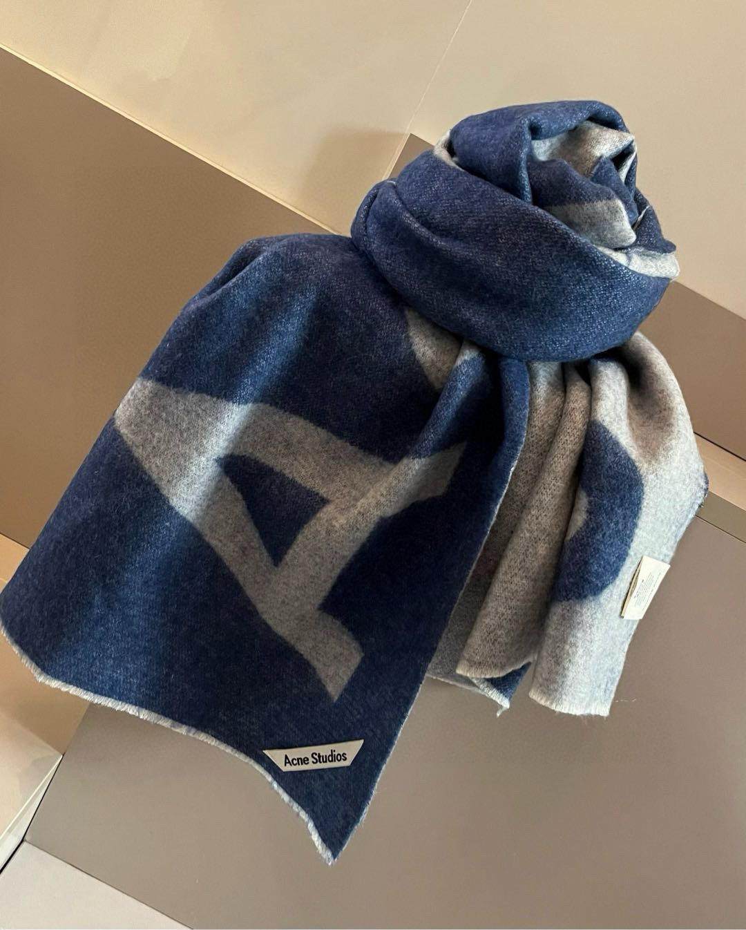 Acne Studios Swedish Wool Scarf: Bold, Simple, Multicolored, 100% Natural Lamb Wool - 图片 3