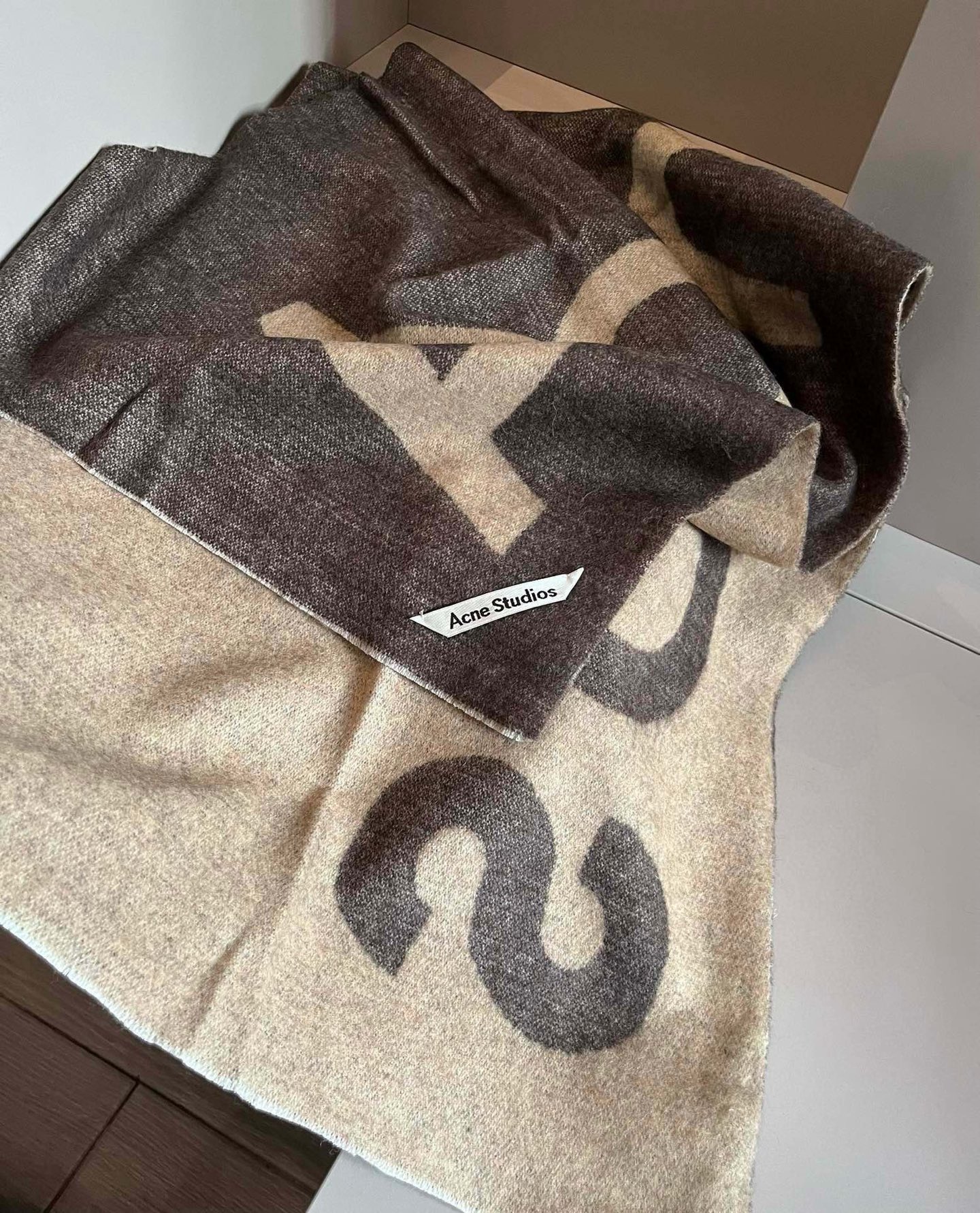Acne Studios Canadian Wool Scarf: Bold, Simplistic Style in 100% Lamb Wool - 图片 6