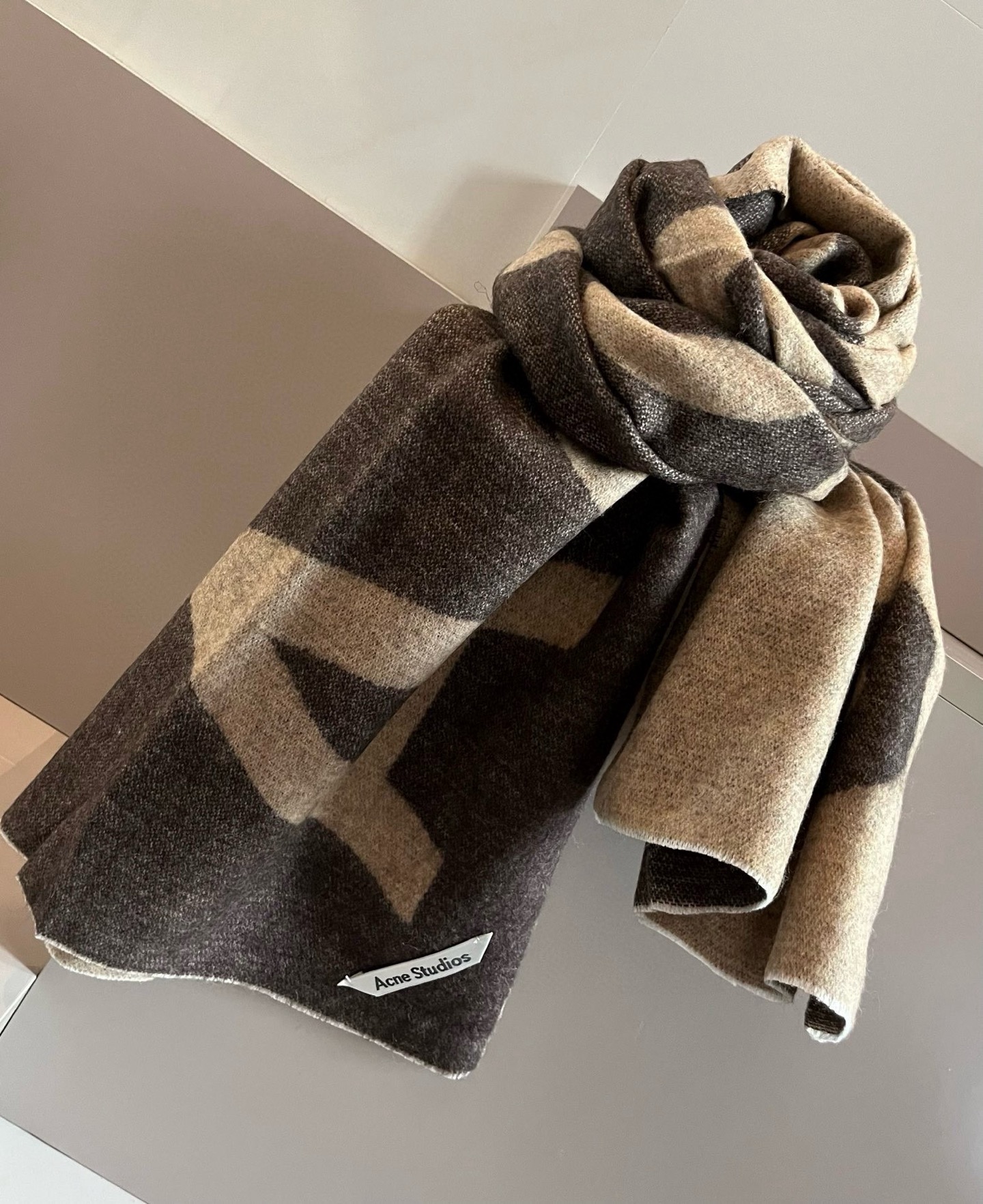 Acne Studios Canadian Wool Scarf: Bold, Simplistic Style in 100% Lamb Wool - 图片 3