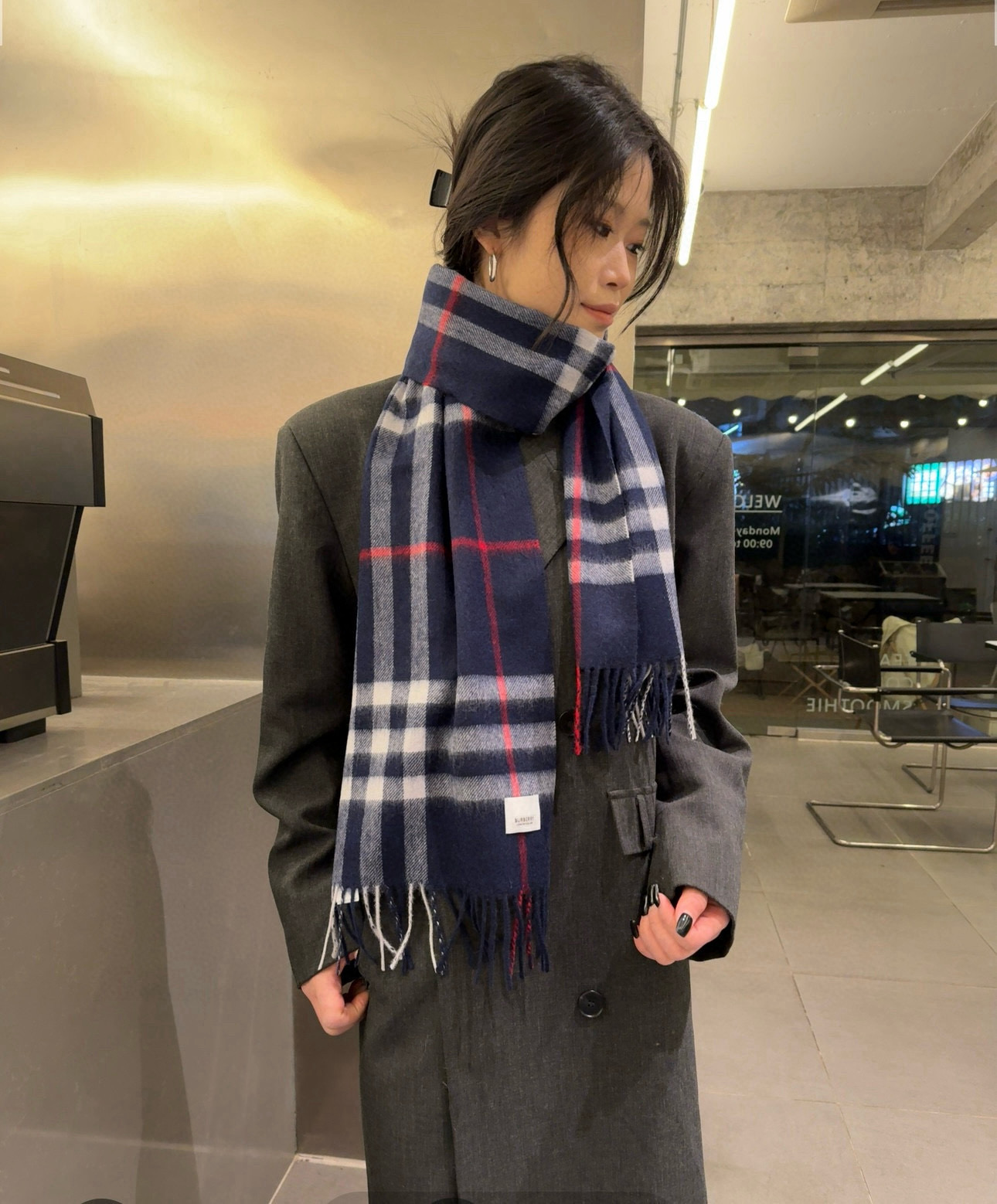 NO:188880,Burberry Burberry 1000-year classic model [Classic plaid] Cashmere scarf quality and feel that it is not good enough cashmere high-end products are absolutely screaming, the top design models of fashion brands. Classic plaid matching fashionable color patch is the screaming highlight of this model. The high-end quality of autumn and winter must be found in autumn and winter. Currently, the most popular counters at home and abroad are definitely high-end products with slow hand loss. Size 30*180cm high-version scarf, high-version scarf, burberry, burberry19860909批 巴宝莉 Burberry万年经典款【经典格纹】羊绒围巾品质手感好到不行羊绒高尖端产物绝对令人尖叫的品质时尚大牌的顶尖设计款..经典格子搭配时尚拼色是此款令人尖叫的亮点秋冬必备的高端精品..目前海内外专柜都超级爆款绝对是手慢无的高端精品 尺寸30*180cm高版本围巾,高版本围巾,burberry,burberry,scarf