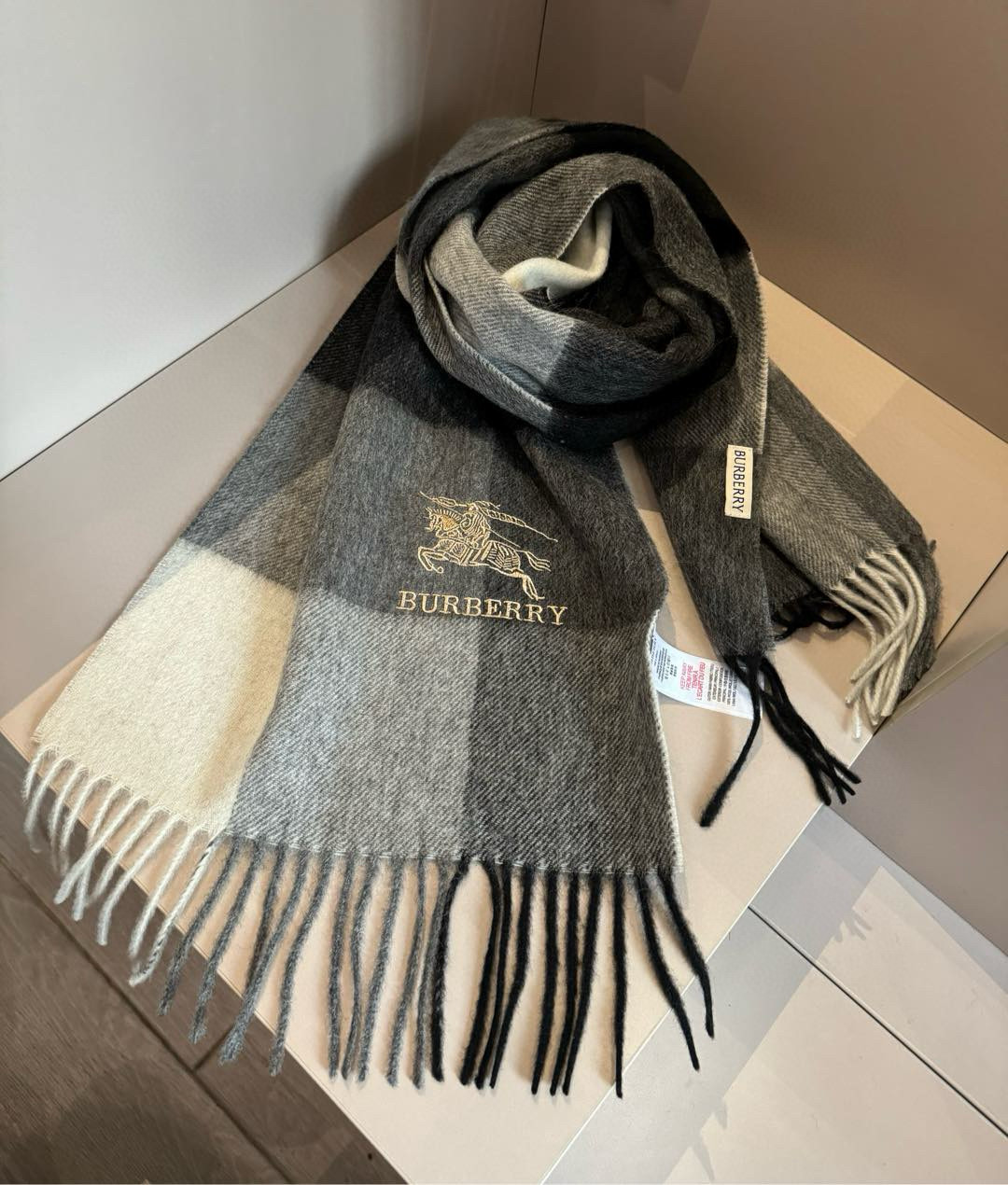 NO:188886,Burberry · Burberry export orders The exquisite war horse embroidery makes the scarf look more high-end and elegant. The high-end scarf design has always been simple but it is super nice. It is very practical and versatile in daily life. It is really nice to provide raw materials, soft and glutinous, and has a very good drooping feeling. In short, I really like this master-level fashionable feeling. People with attitude will definitely like it. Young, fashionable, confident, and have an attitude. It is very beautiful!  This design is more advanced, more atmospheric, and more affordable. Size: 32x180 cm, high-end wool scarf, high-end scarf, burberry, burberry19860909批 Burberry ·巴宝莉出口订单尾货精致的战马刺绣让围巾显得更加高级优雅,高端围巾设计向来都很简约但就是超nice,日常非常实用百搭手感真的非常赞客供原料,软糯,垂感也非常好,总之非常非常喜欢这种高手级别的时髦感,有态度的时髦人一定会喜欢.年轻,时髦,自信,有态度.很美！这样的设计更高级,更大气,更加经得起推荐 尺寸:32x180 cm,绵羊毛高版本围巾,高版本围巾,burberry,burberry,scarf