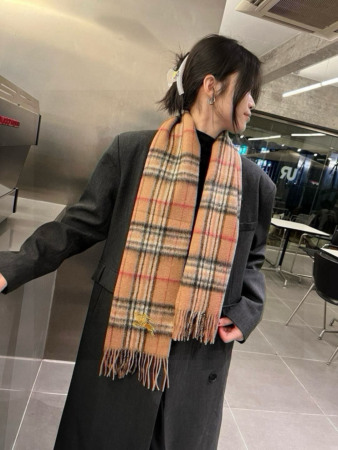 NO:188887,Bulk Burberry Cashmere Scarf [small size version]. The original export order is the final product, the counter is on sale with 30 million  thousand-year classic colors!  British style autumn and winter versatile style!  Kashmir Plateau cashmere, soft and delicate touch, excellent warmth, a must-have in winter in the north and south. Extremely beautiful water ripples!  To the extreme beauty!  Soft and comfortable to breathable!  The natural and pollution-free quality is especially suitable for babies’ delicate skin. If you love her, give her the best choice!  Specifications 28*150cm!  High-version scarf, high-version scarf, burberry, burberry19860909批 Burberry巴宝莉羊绒围巾【小尺寸版本】.原单出口订单尾货,专柜在售3000  万年经典色！英伦风秋冬百搭款！克什米尔高原山羊绒 手感柔软细腻 保暖度级棒 南北方冬季必备.极其漂亮的水波纹！美到极致！手感柔软舒适透气！天然无污染的品质特别适合宝宝娇嫩的肌肤使用.如果爱她就给她最好的选择！规格28*150cm！高版本围巾,高版本围巾,burberry,burberry,scarf