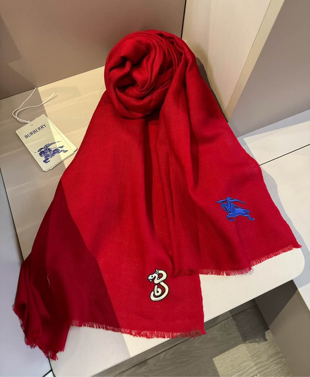 NO:188892,Criticized Burberry's masterpiece, the limited edition of the Snake Year is definitely the Chinese red. Burberry understands our high-end customers in China so much that the Snake Year is going to make new moves!  I have to say that the designer is really good at it. It perfectly combines Chinese elements with B-home brand elements. It is really beautiful. Size: 70*200cm cashmere high-version scarf, high-version scarf, burberry, burberry19860909批 Burberry 匠心巨作 蛇年限定款妥妥的中国红 巴宝莉太懂我们中国的高端客户了,蛇年又搞新动作了！不得不说,设计师真的很有水平,把中国元素跟B家的品牌元素完美结合,真的非常漂亮 心动 尺寸:70*200cm 羊绒高版本围巾,高版本围巾,burberry,burberry,scarf