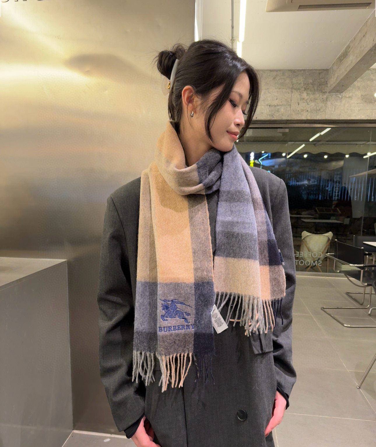 NO:188895,Burberry · Burberry export orders The exquisite war horse embroidery makes the scarf look more high-end and elegant. The high-end scarf design has always been simple but it is super nice. It is very practical and versatile in daily life. It is really nice to provide raw materials, soft and glutinous, and has a very good drooping feeling. In short, I really like this master-level fashionable feeling. People with attitude will definitely like it. Young, fashionable, confident, and have an attitude. It is very beautiful!  This design is more advanced, more atmospheric, and more affordable. Size: 32x180 cm, high-end wool scarf, high-end scarf, burberry, burberry19860909批 Burberry ·巴宝莉出口订单尾货精致的战马刺绣让围巾显得更加高级优雅,高端围巾设计向来都很简约但就是超nice,日常非常实用百搭手感真的非常赞客供原料,软糯,垂感也非常好,总之非常非常喜欢这种高手级别的时髦感,有态度的时髦人一定会喜欢.年轻,时髦,自信,有态度.很美！这样的设计更高级,更大气,更加经得起推荐 尺寸:32x180 cm,绵羊毛高版本围巾,高版本围巾,burberry,burberry,scarf