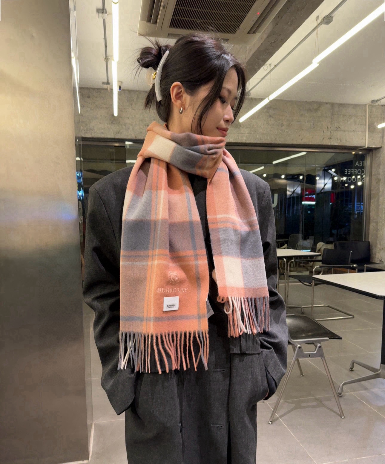 NO:188898,Burberry · Burberry export orders latest embroidery logo makes scarves look very high-end and elegant. The design of high-end scarves has always been simple but it is super nice. It is very practical and versatile in daily life. It is really nice to provide raw materials, soft and glutinous, and has a very good drooping feeling. In short, I really like this master-level fashionable feeling. People with attitude will definitely like it. Young, fashionable, confident, and have an attitude. It is very beautiful!  This design is more stretchy, more advanced, more atmospheric, and more affordable. Size: 30 x 180 cm, high-end wool scarf, high-end scarf, burberry, burberry19860909批 Burberry ·巴宝莉出口订单尾货最新刺绣logo让围巾显得非常高级优雅,高端围巾设计向来都很简约但就是超nice,日常非常实用百搭手感真的非常赞客供原料,软糯,垂感也非常好,总之非常非常喜欢这种高手级别的时髦感,有态度的时髦人一定会喜欢.年轻,时髦,自信,有态度.很美！这样的设计更舒展,更高级,更大气,更加经得起推荐 尺寸:30 x 180 cm,绵羊毛高版本围巾,高版本围巾,burberry,burberry,scarf